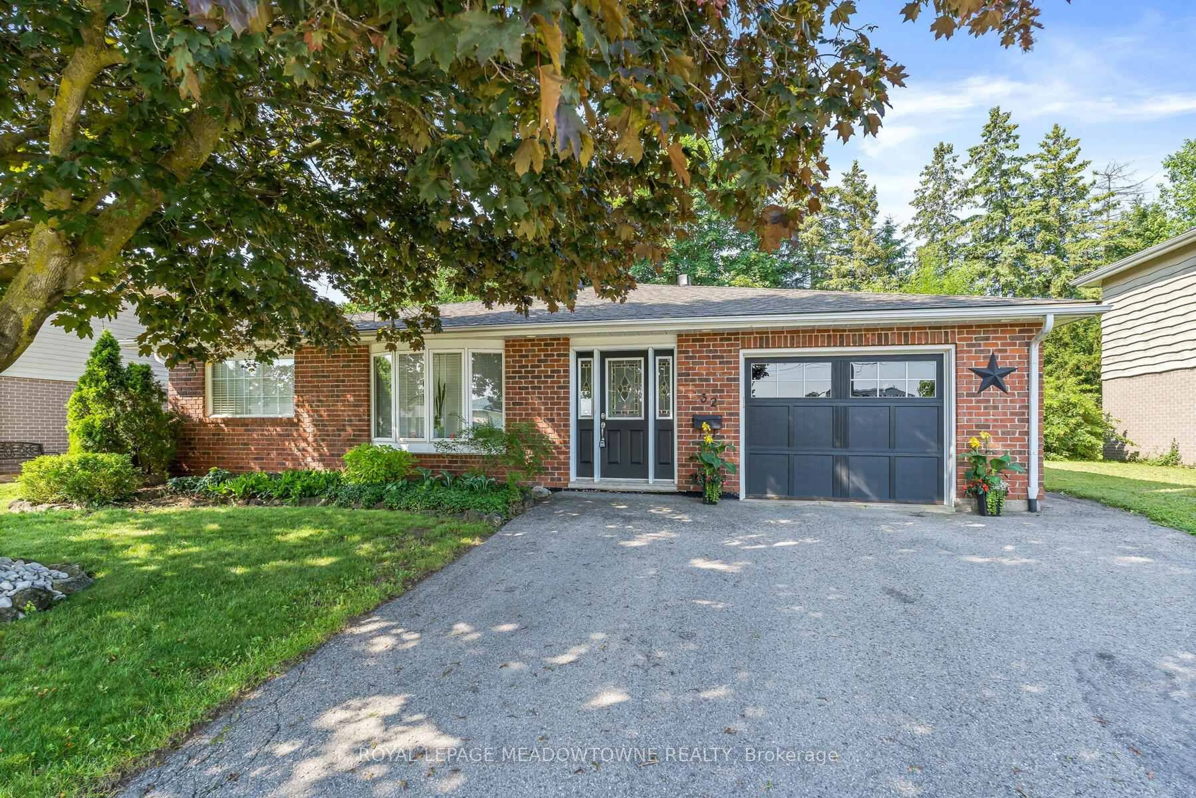 Home with brick exterior material, street for 32 Joycelyn Cres, Halton Hills Ontario L7G 2S4