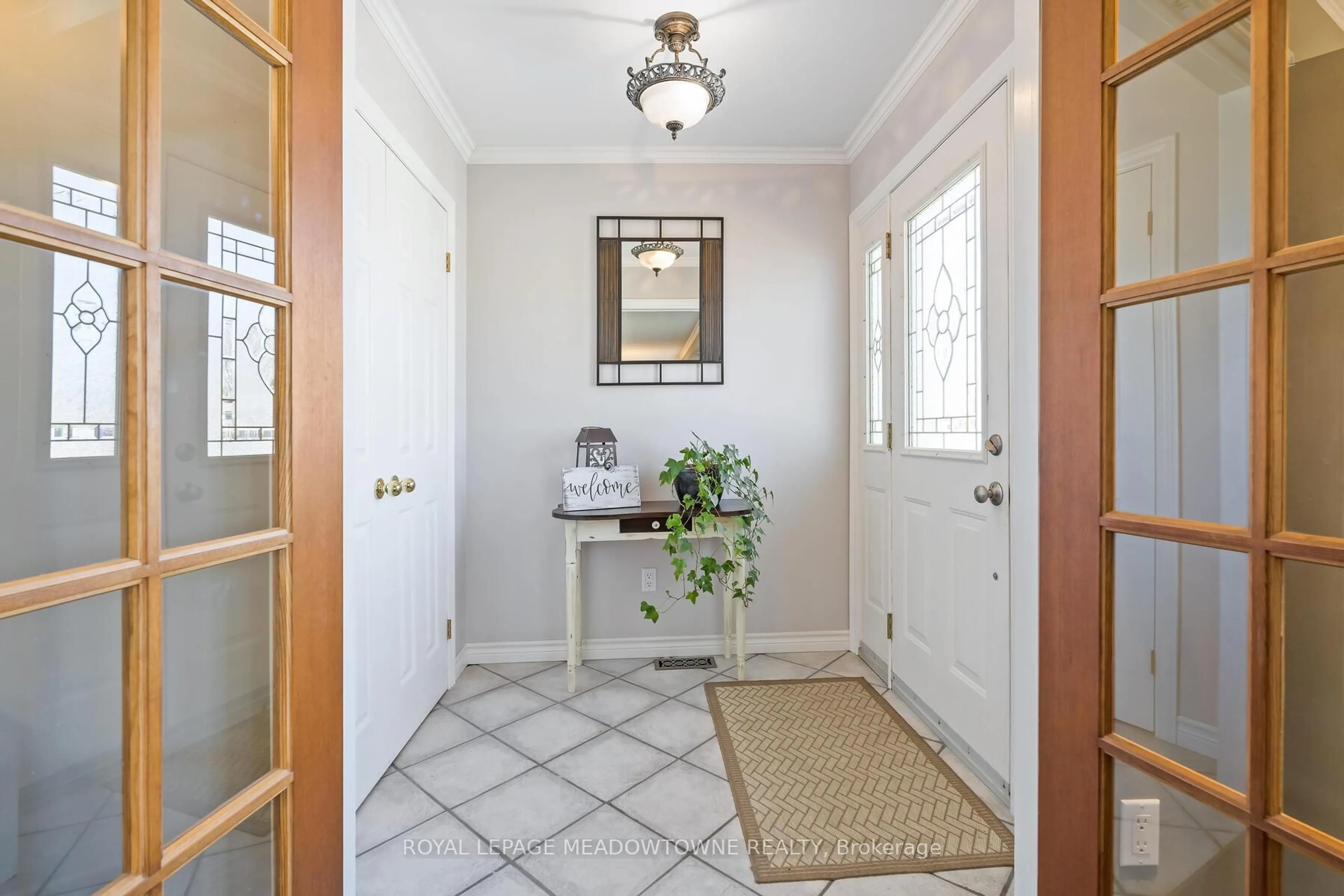 Indoor entryway for 32 Joycelyn Cres, Halton Hills Ontario L7G 2S4