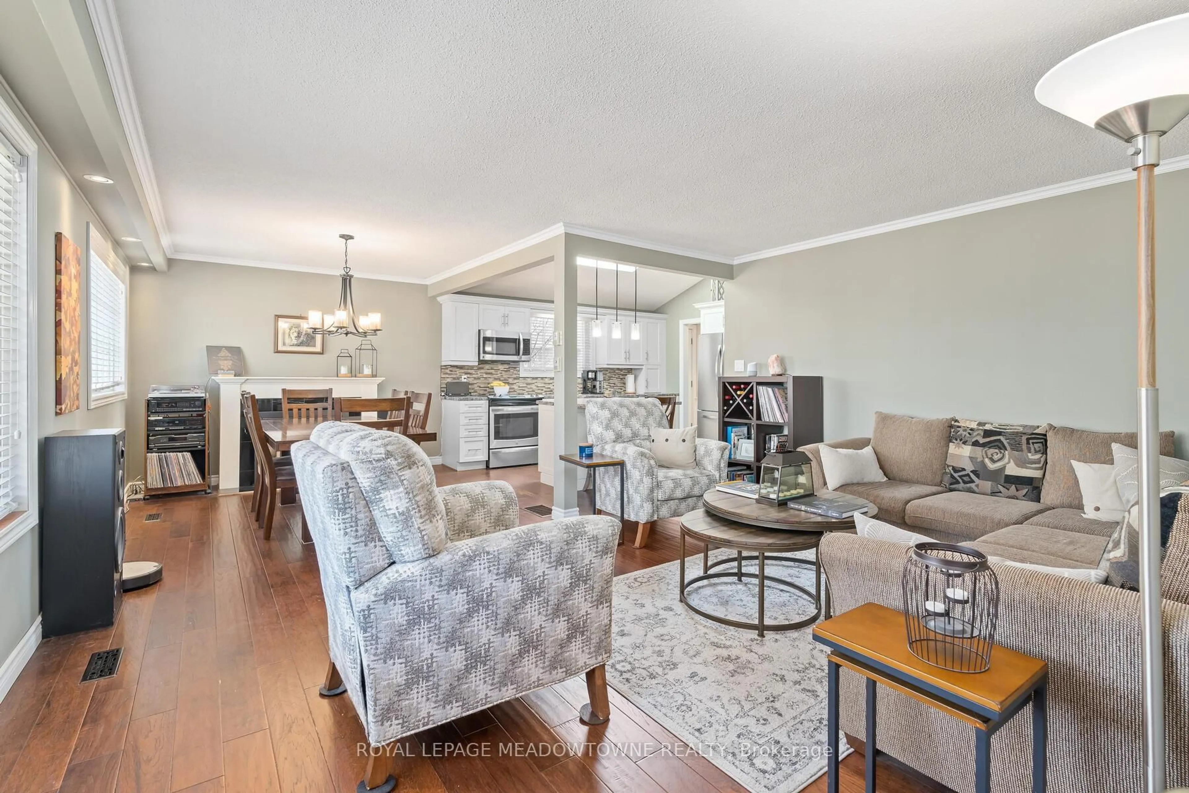 Living room with furniture, unknown for 32 Joycelyn Cres, Halton Hills Ontario L7G 2S4