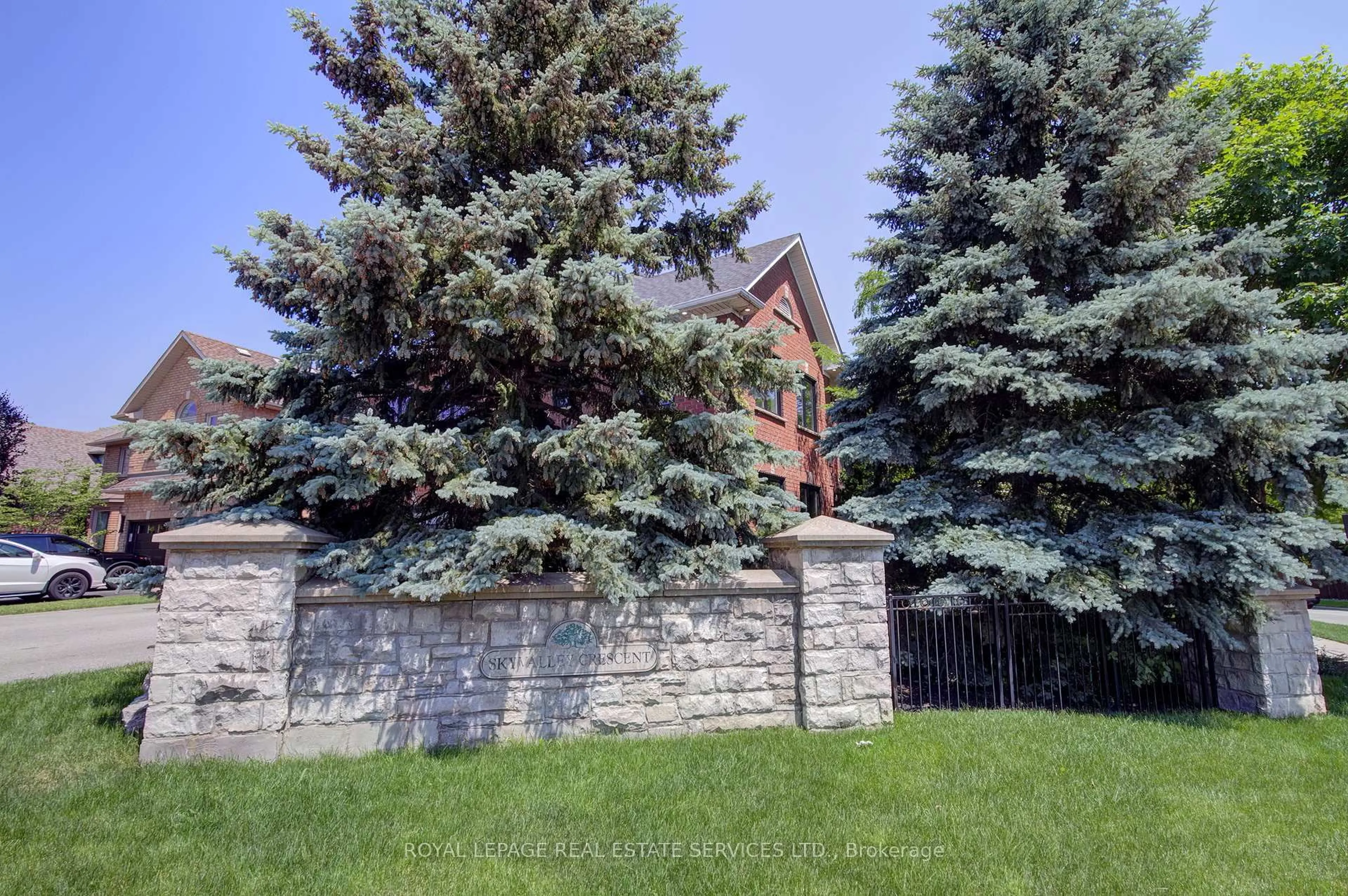 A pic from outside/outdoor area/front of a property/back of a property/a pic from drone, unknown for 1079 Skyvalley Cres, Oakville Ontario L6M 3L2