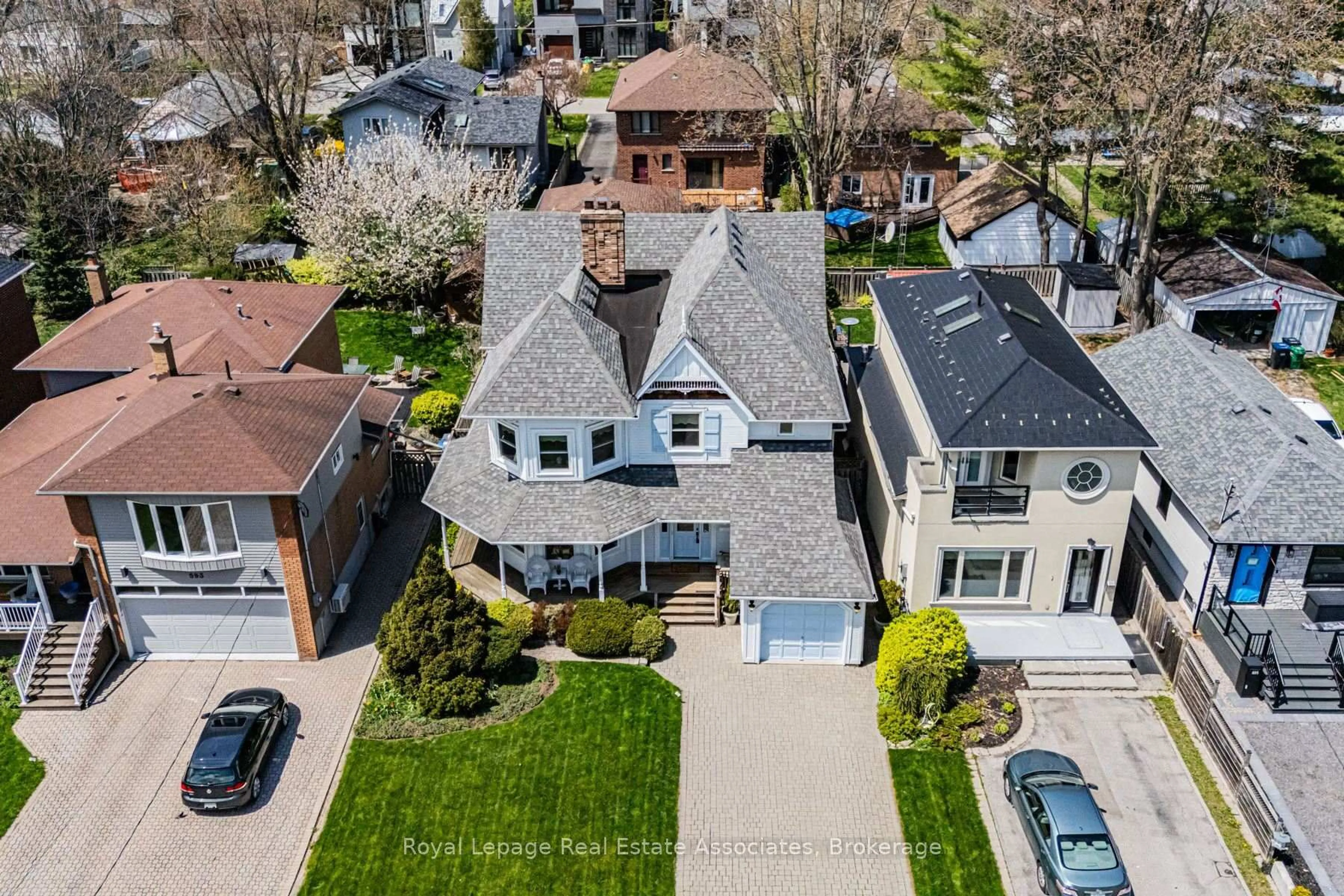 A pic from outside/outdoor area/front of a property/back of a property/a pic from drone, street for 599 Lakeside Ave, Mississauga Ontario L5G 1N7