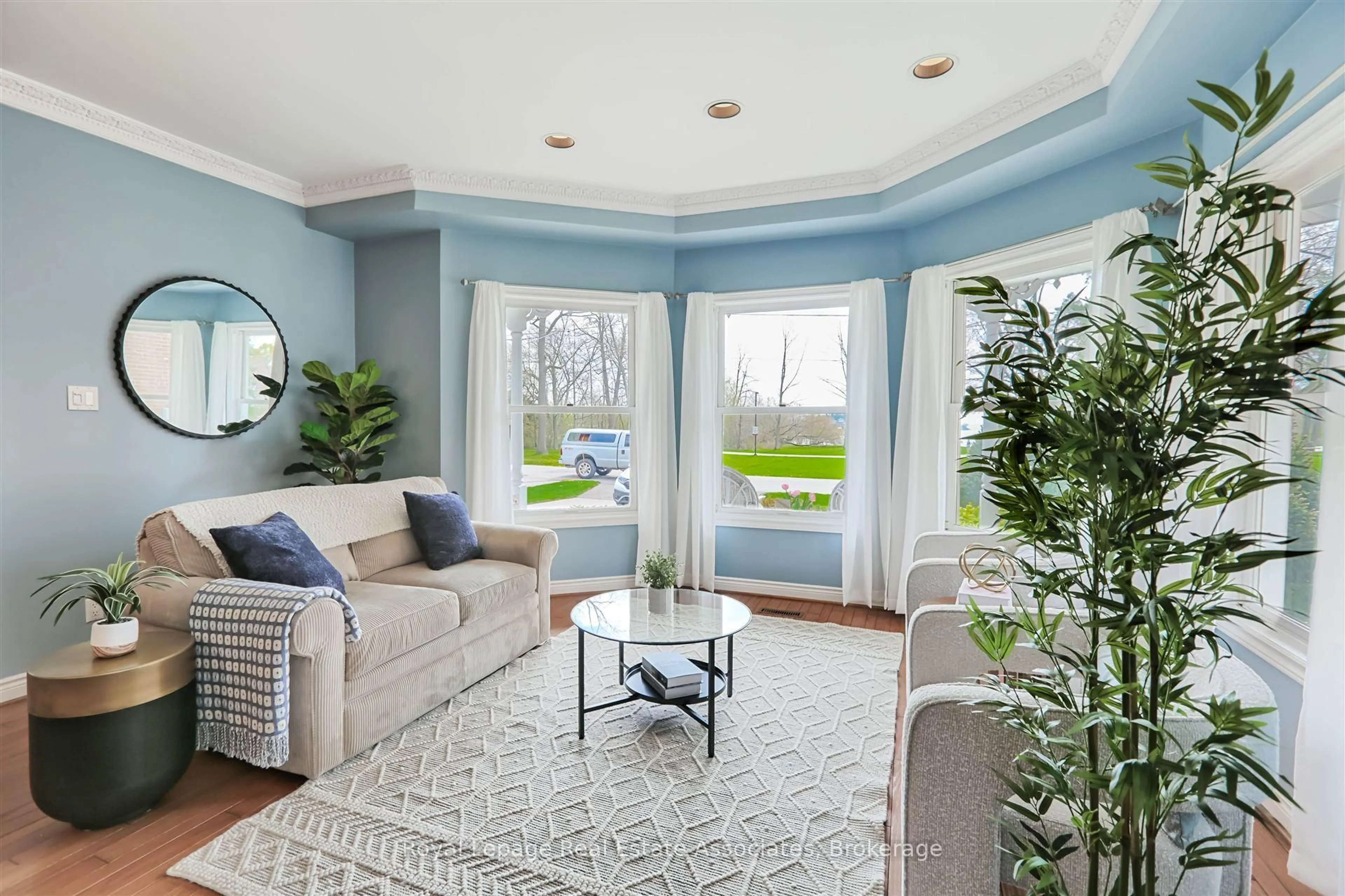 Living room with furniture, unknown for 599 Lakeside Ave, Mississauga Ontario L5G 1N7