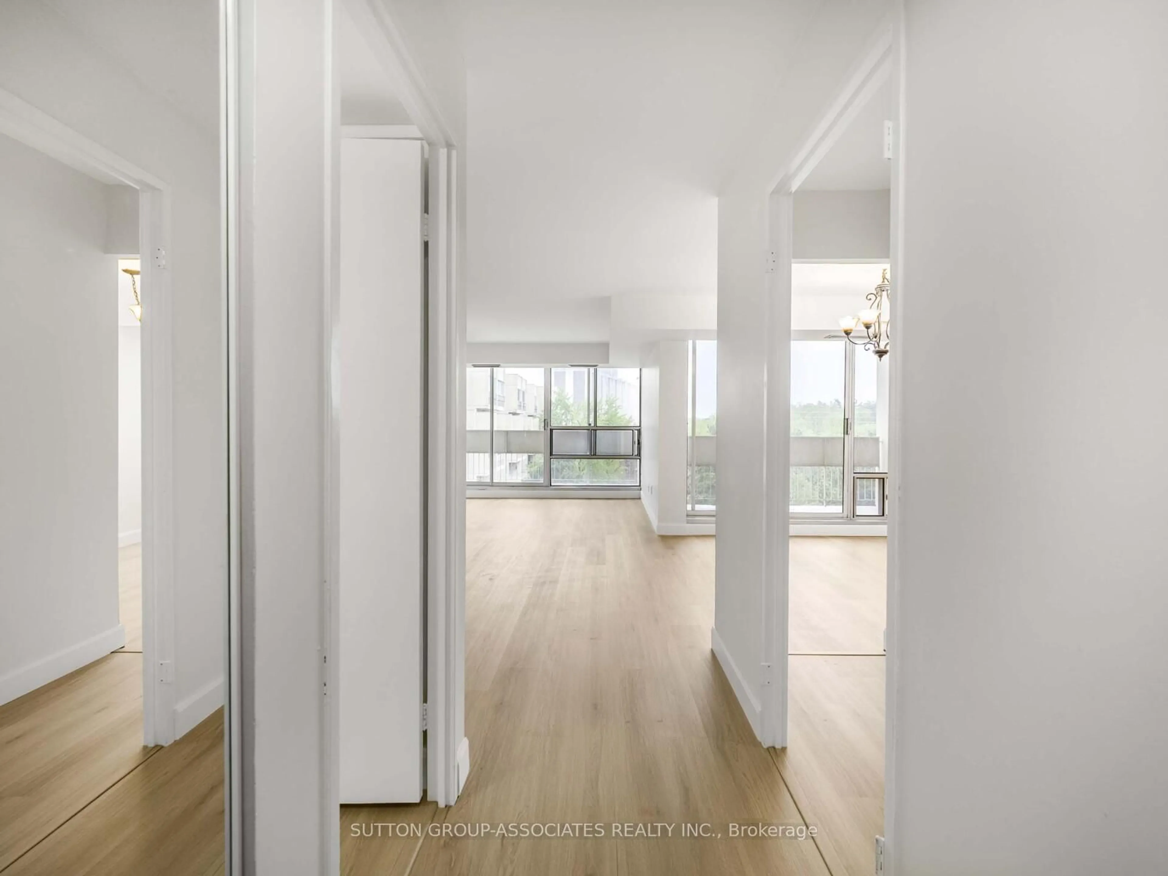 Indoor foyer for 1300 Marlborough Crt #504, Oakville Ontario L6H 2S2