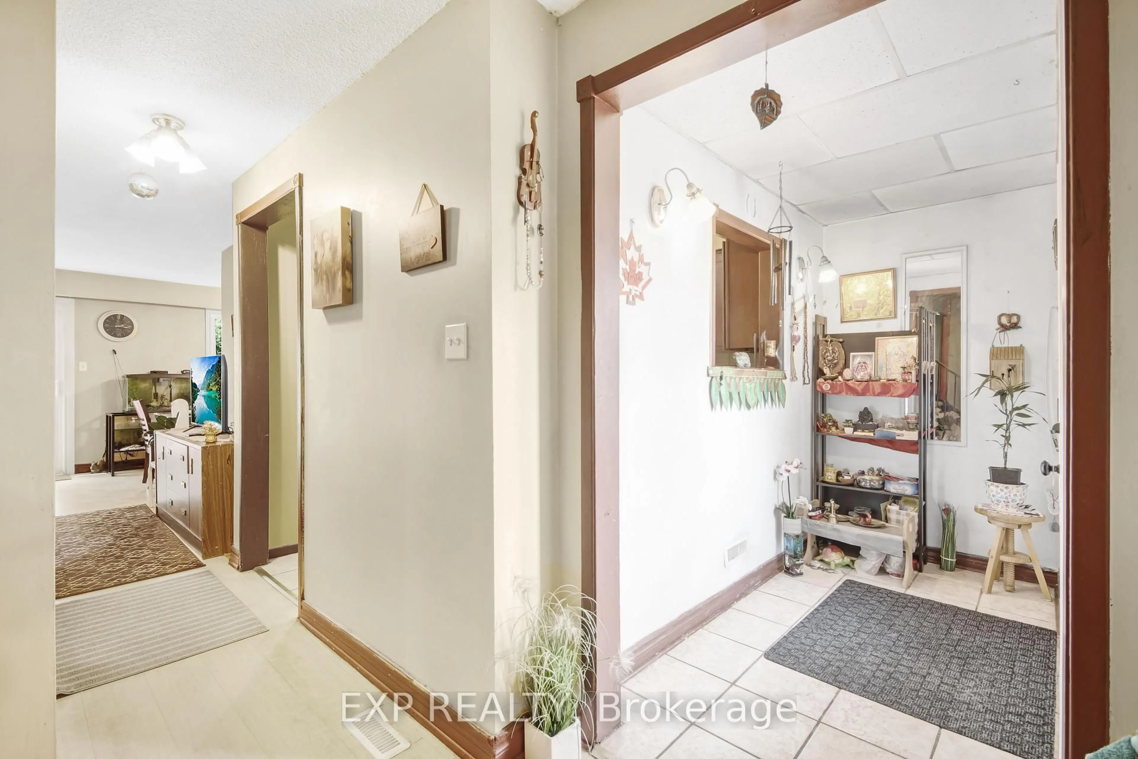 Indoor foyer for 89 Kingswood Dr, Brampton Ontario L6V 2X5