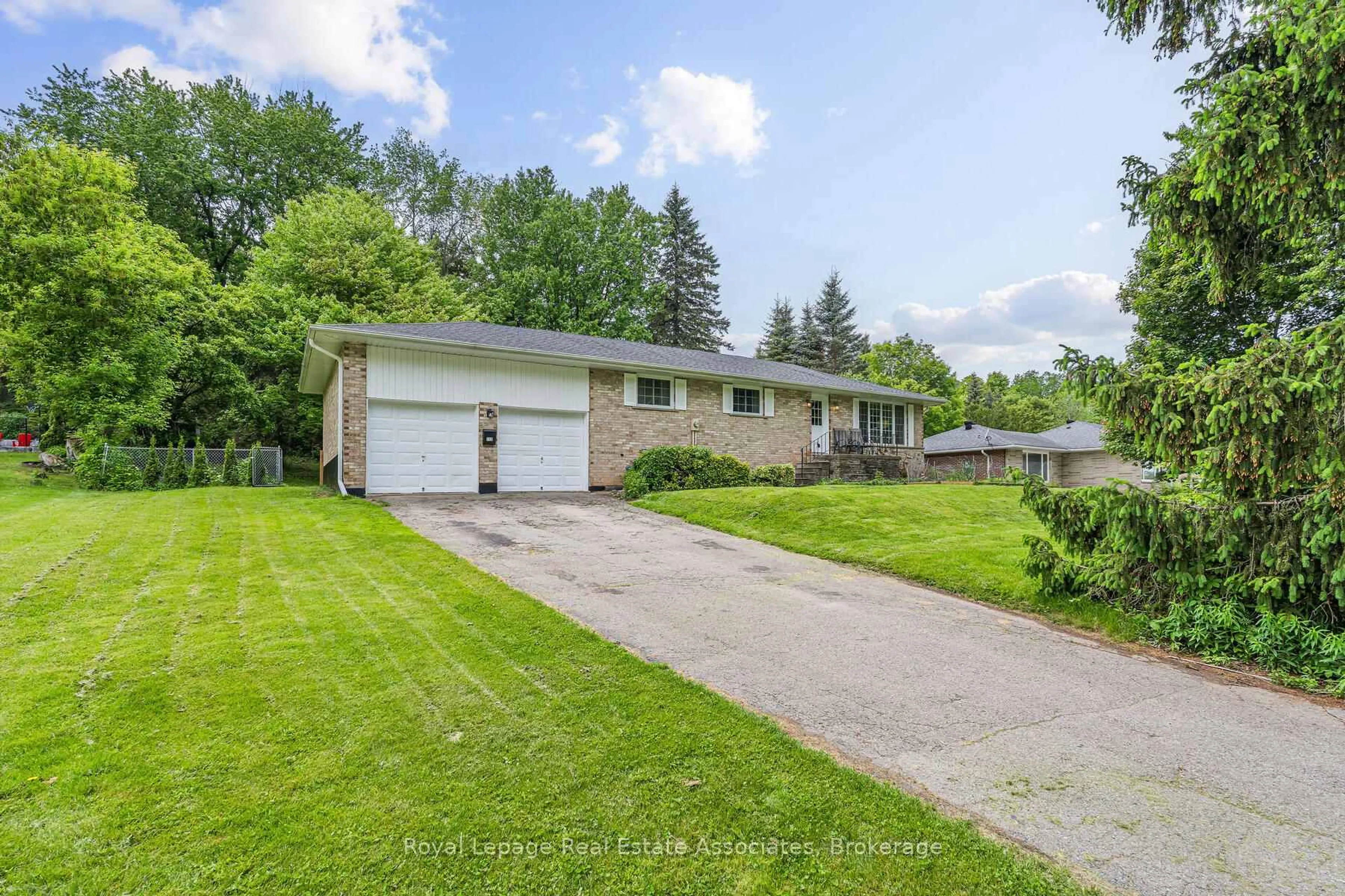 A pic from outside/outdoor area/front of a property/back of a property/a pic from drone, street for 112 Park St, Halton Hills Ontario L7G 2V4