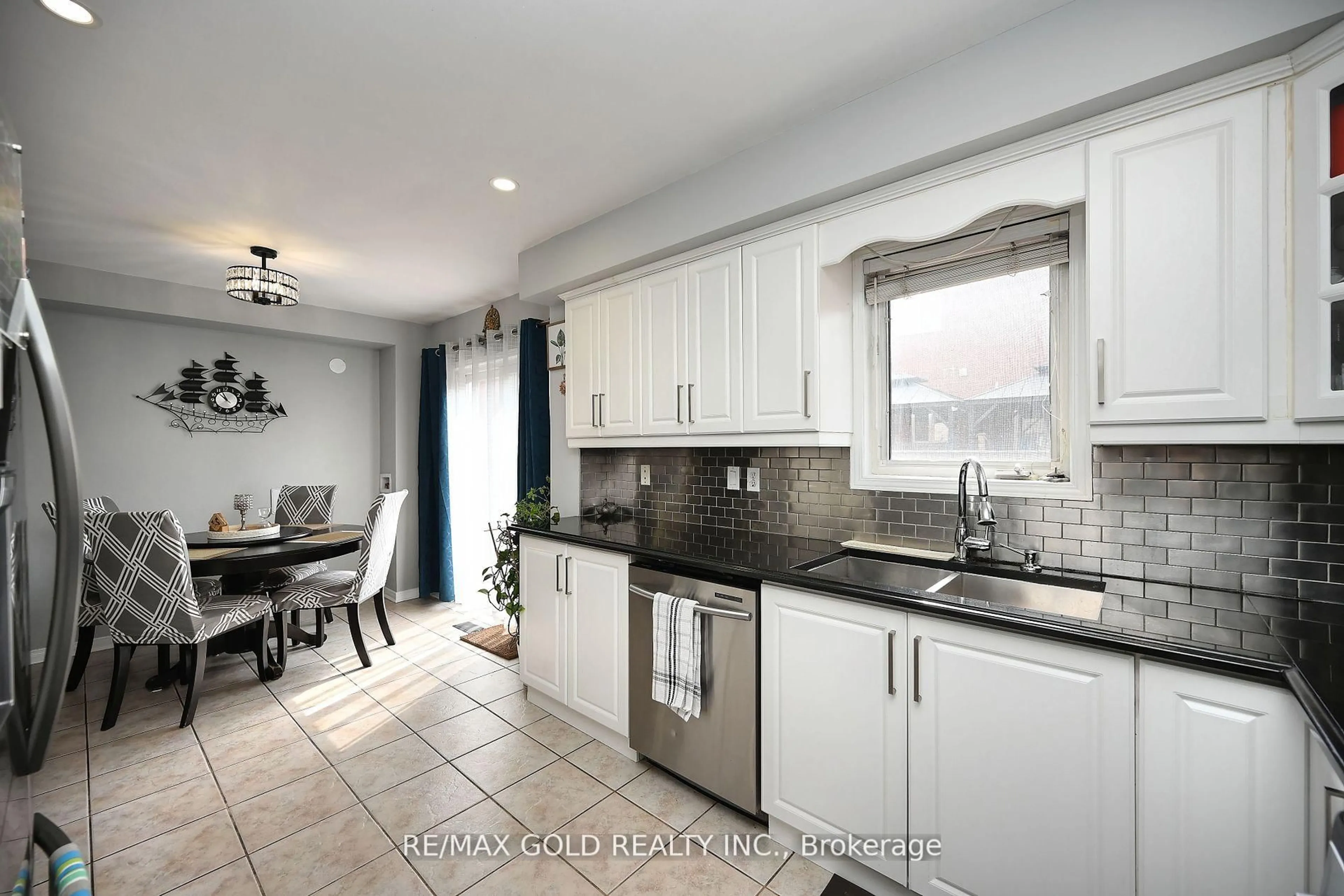 Open concept kitchen, ceramic/tile floor for 34 Saintsbury Cres, Brampton Ontario L6R 2W3