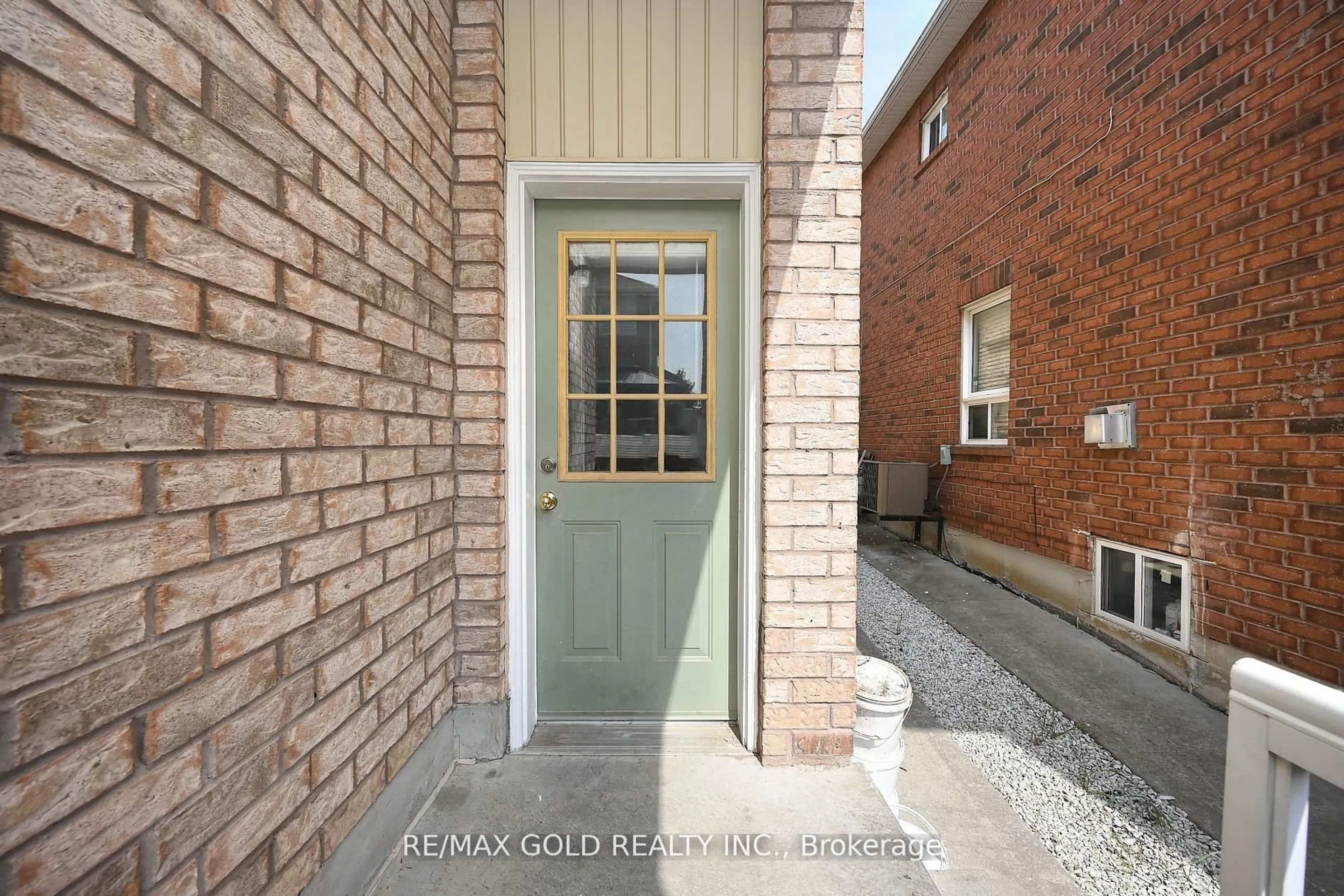 Indoor entryway for 34 Saintsbury Cres, Brampton Ontario L6R 2W3