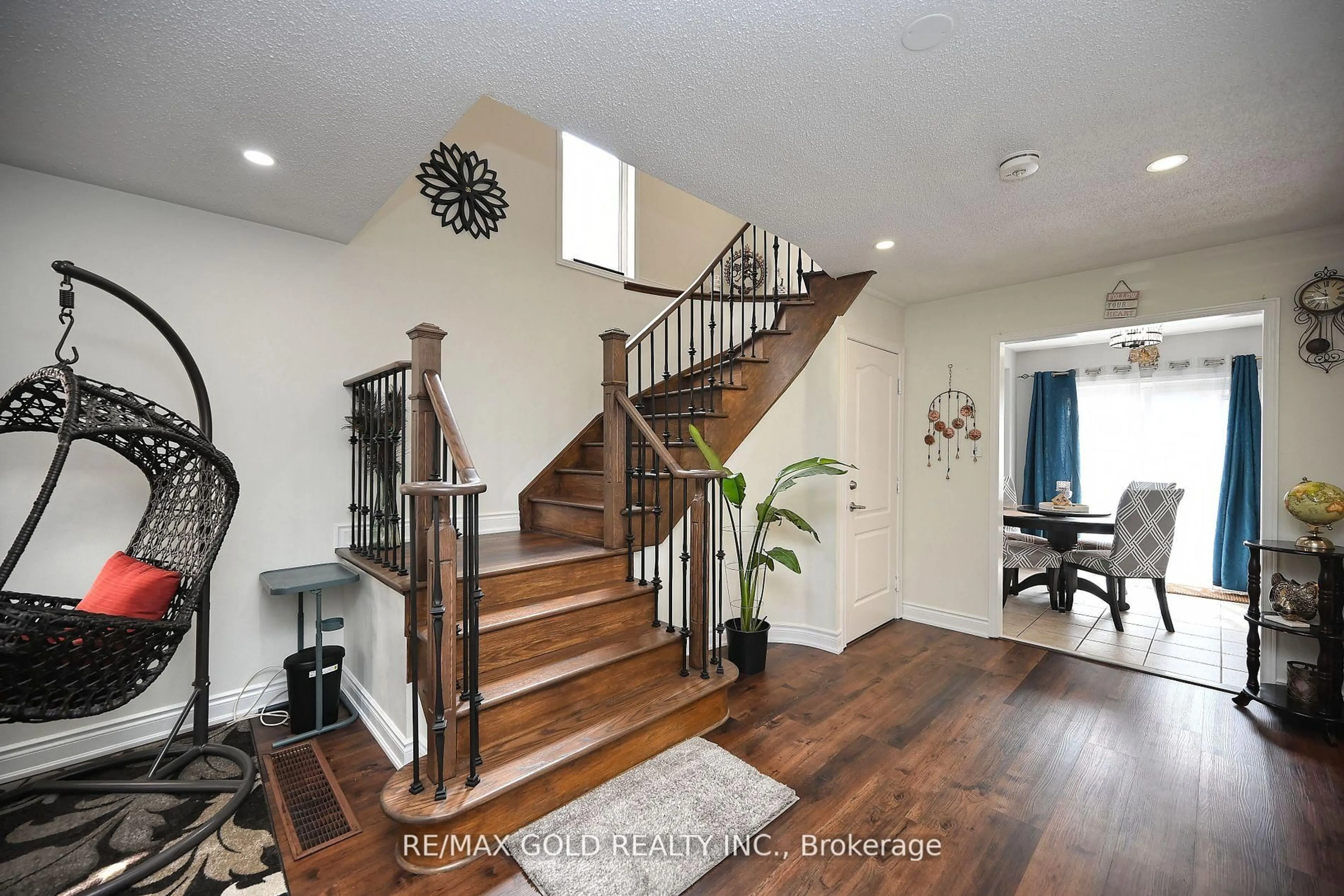 Indoor entryway for 34 Saintsbury Cres, Brampton Ontario L6R 2W3
