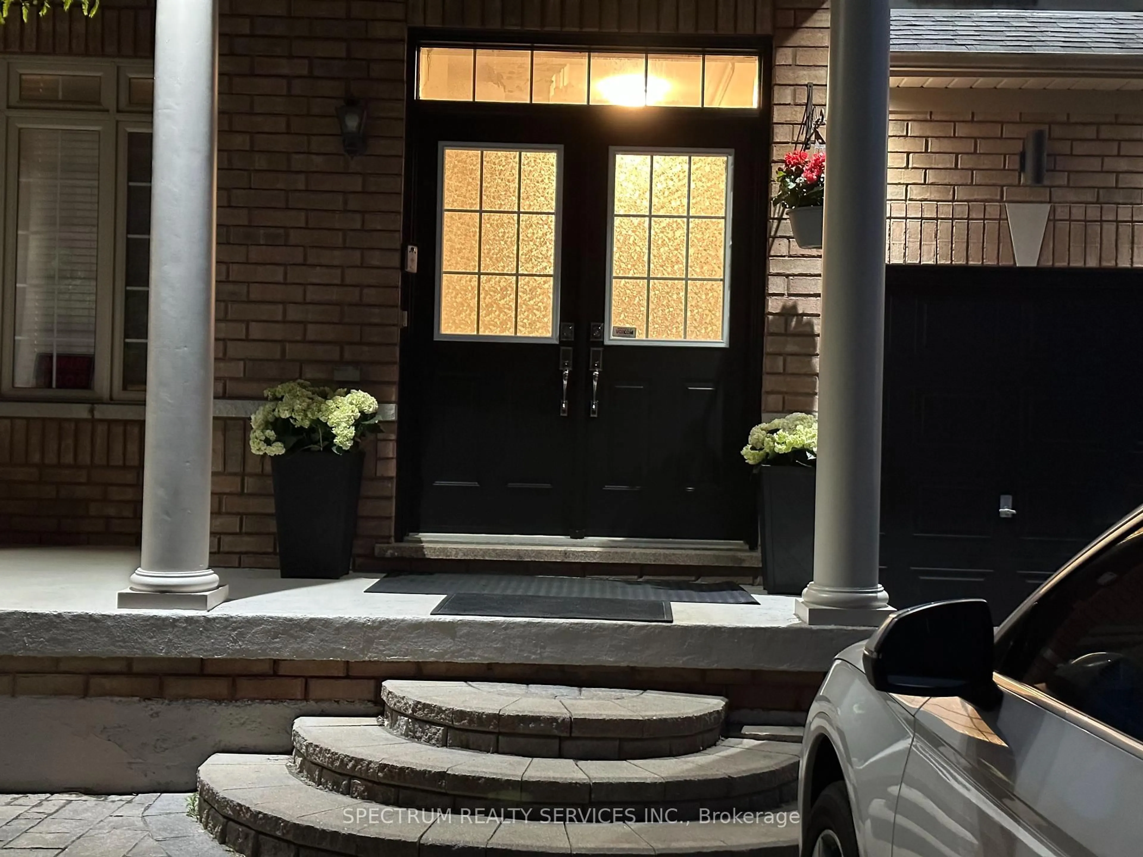 Indoor entryway for 22 Ungava Bay Rd, Brampton Ontario L6R 3M5
