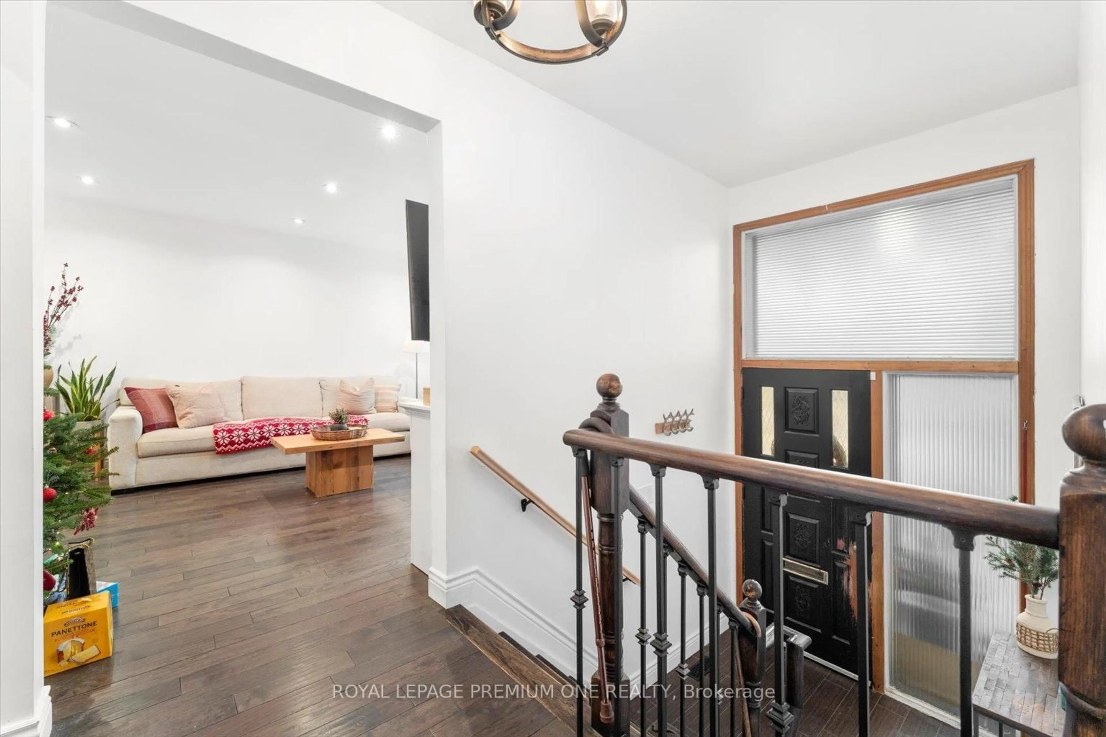 Indoor foyer for 7 North Heights Rd, Toronto Ontario M9B 2T2