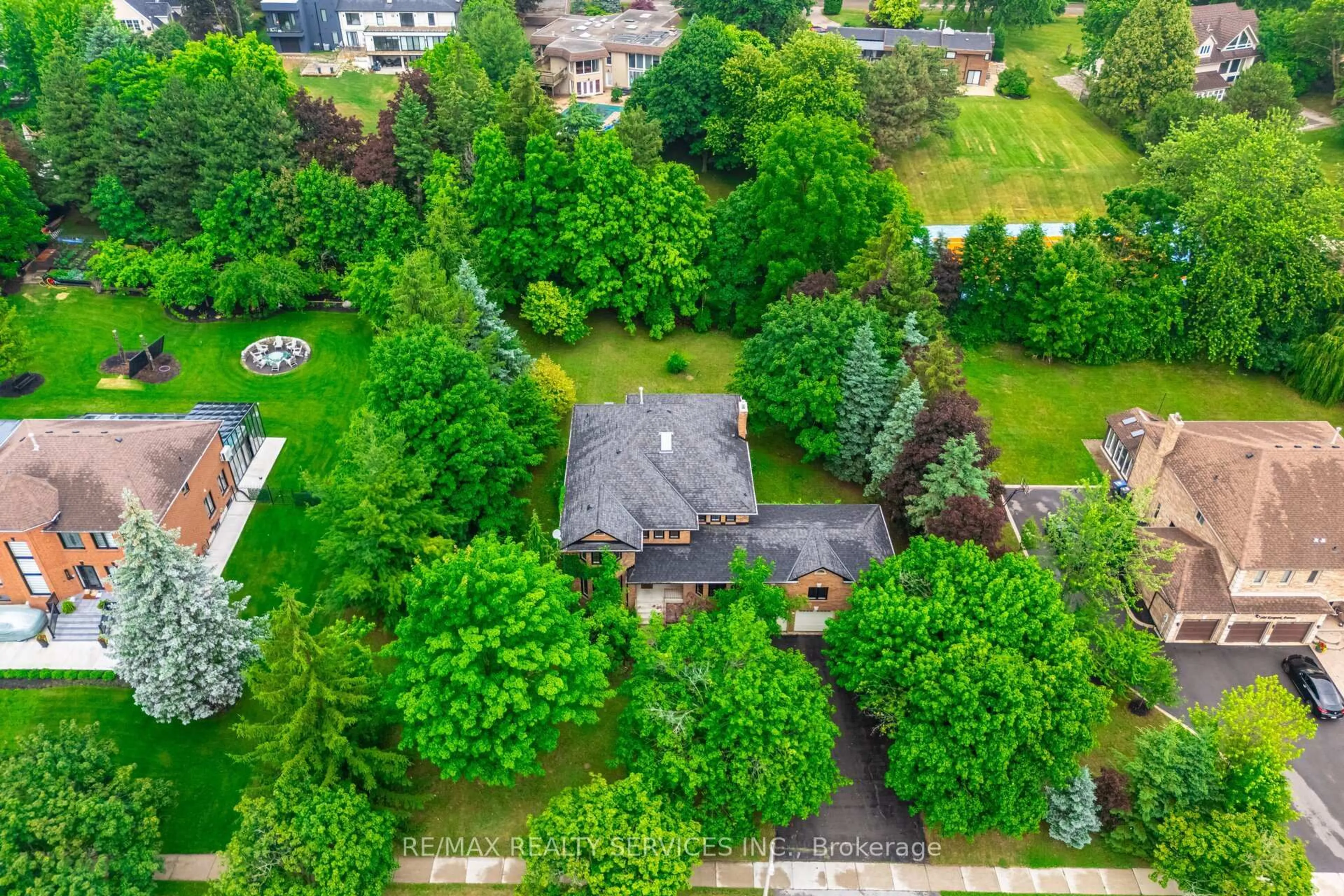 A pic from outside/outdoor area/front of a property/back of a property/a pic from drone, street for 106 Kenpark Ave, Brampton Ontario L6Z 3J8
