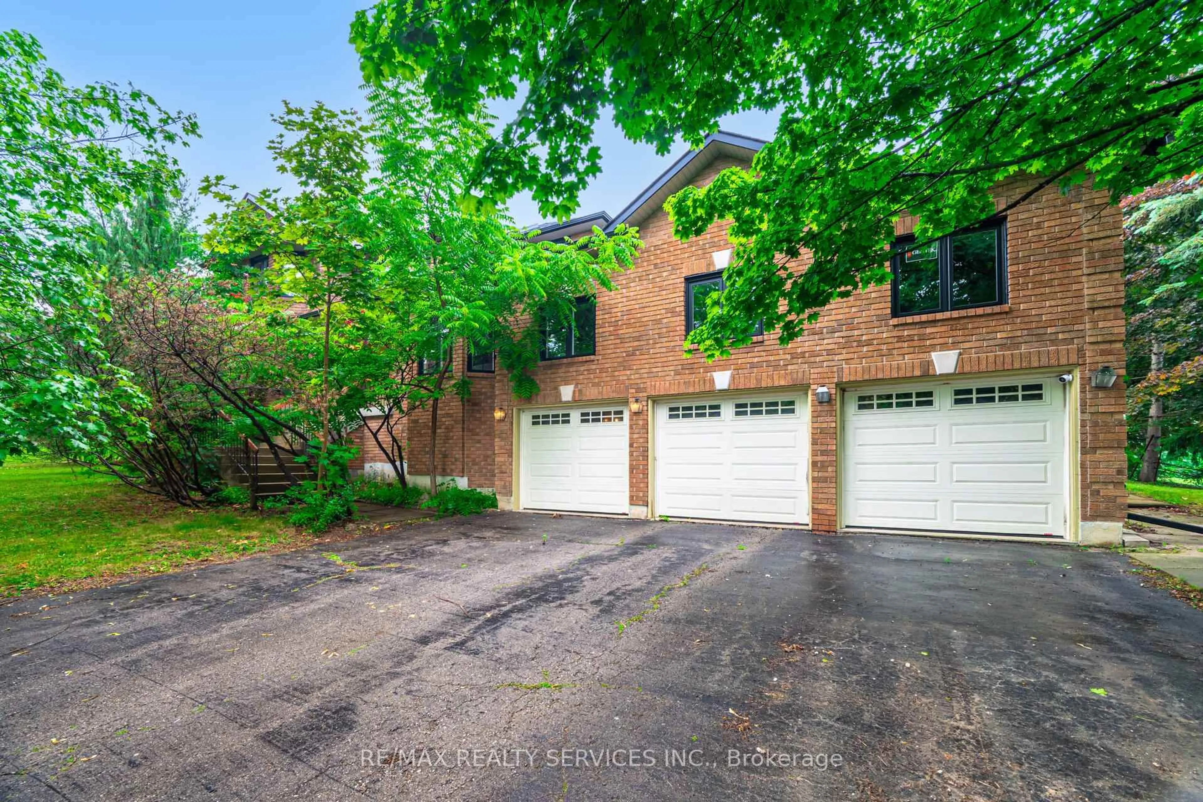 Home with brick exterior material, street for 106 Kenpark Ave, Brampton Ontario L6Z 3J8