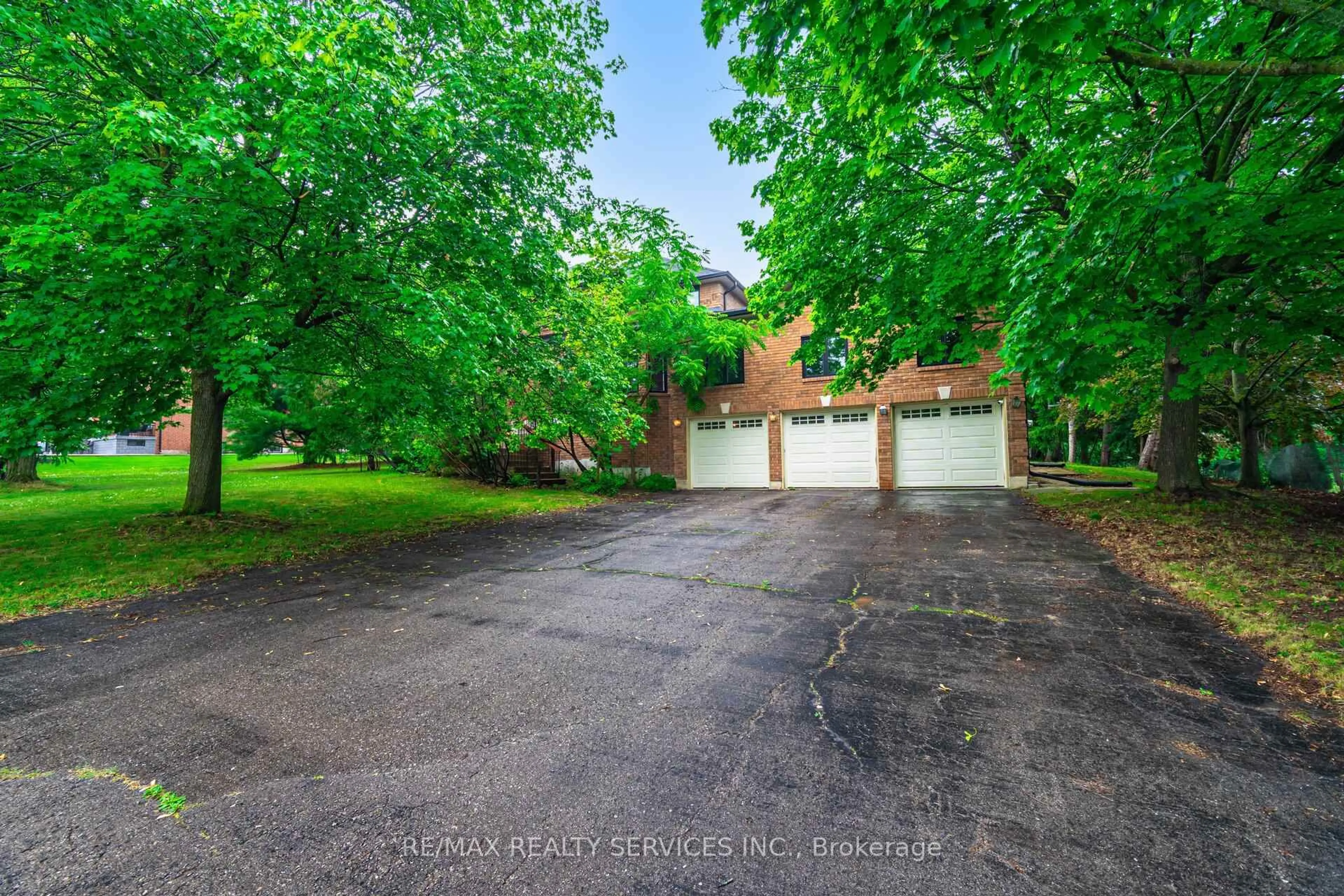 A pic from outside/outdoor area/front of a property/back of a property/a pic from drone, street for 106 Kenpark Ave, Brampton Ontario L6Z 3J8