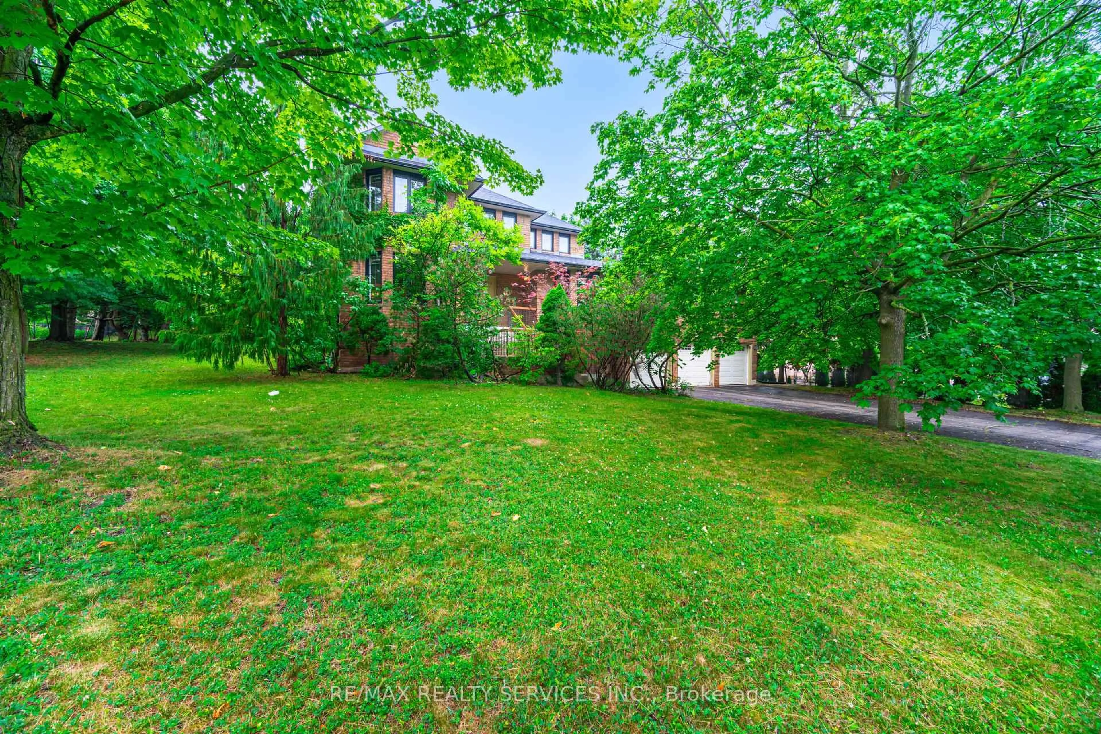 A pic from outside/outdoor area/front of a property/back of a property/a pic from drone, street for 106 Kenpark Ave, Brampton Ontario L6Z 3J8
