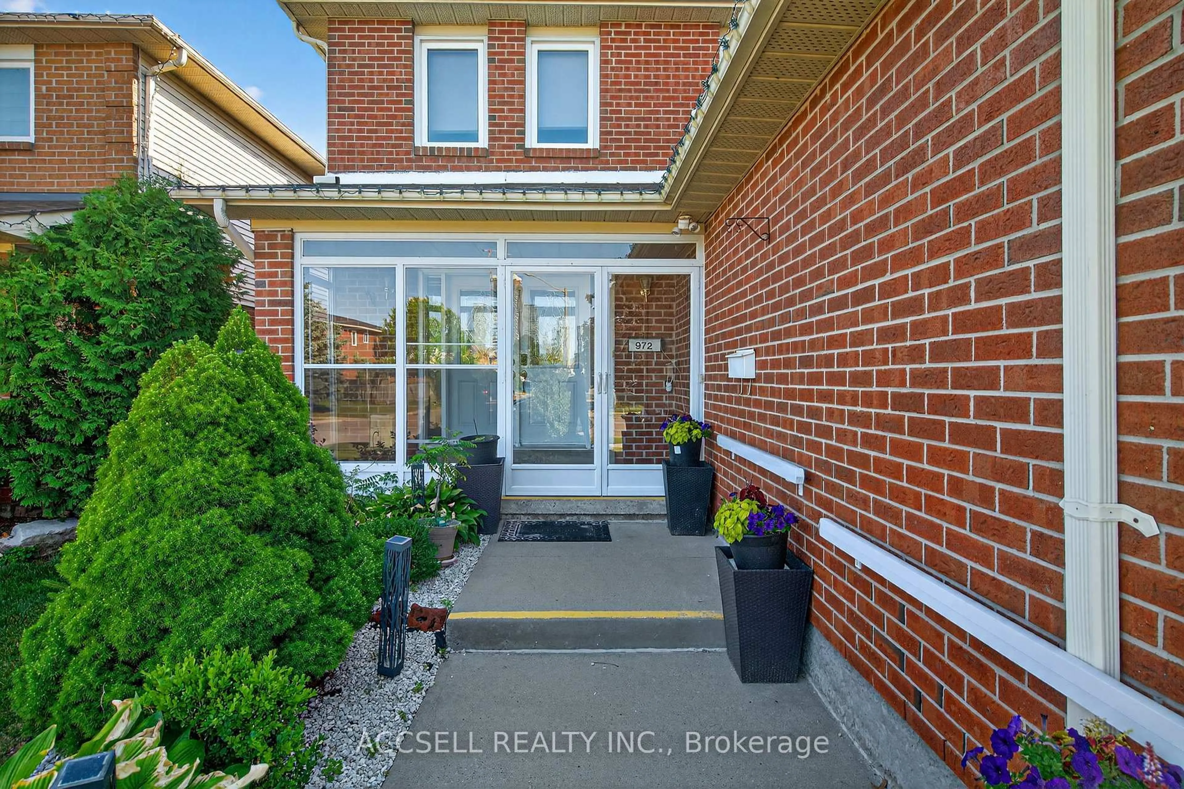 Unknown for 972 Queensbridge Dr, Mississauga Ontario L5C 3N1