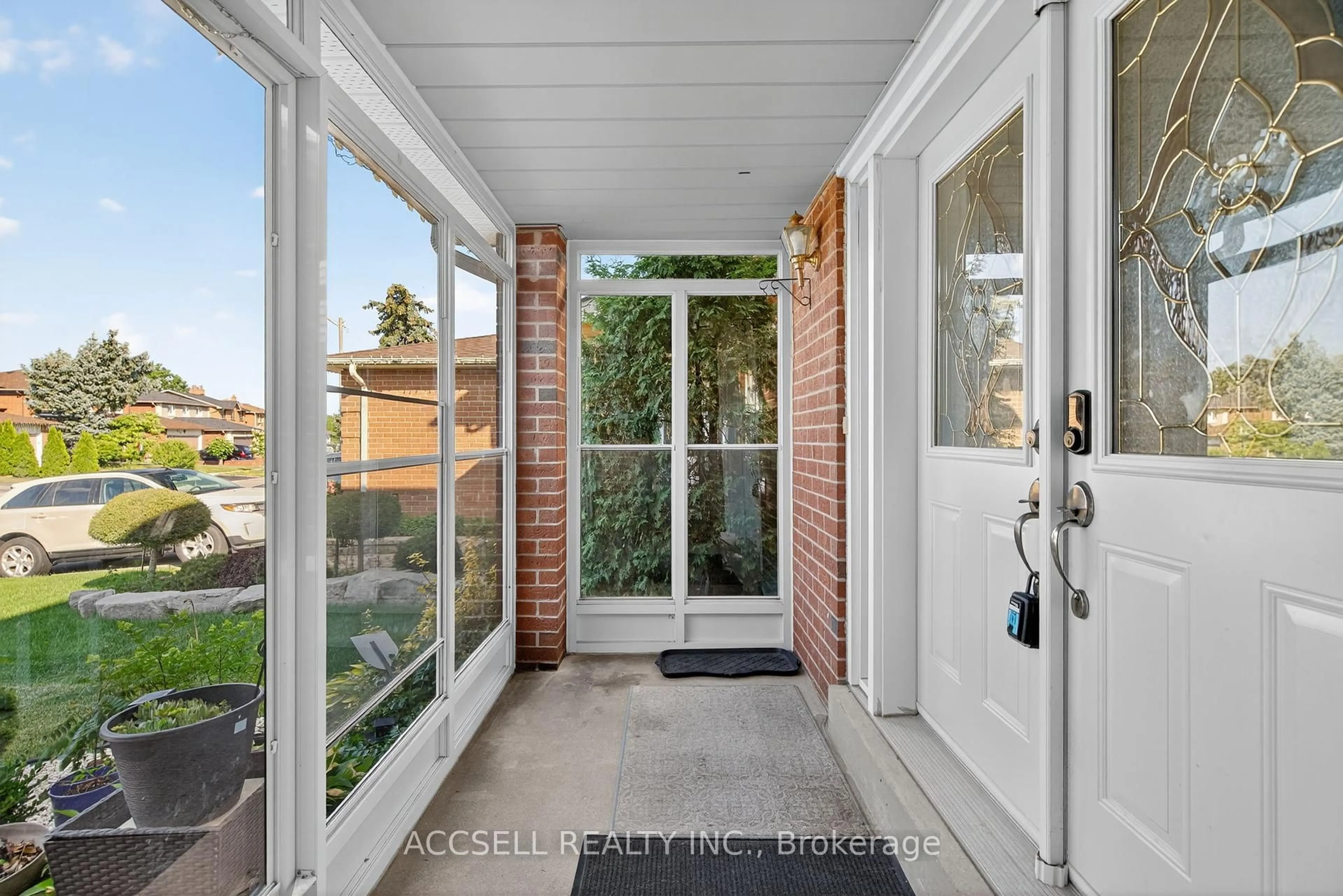 Indoor entryway for 972 Queensbridge Dr, Mississauga Ontario L5C 3N1