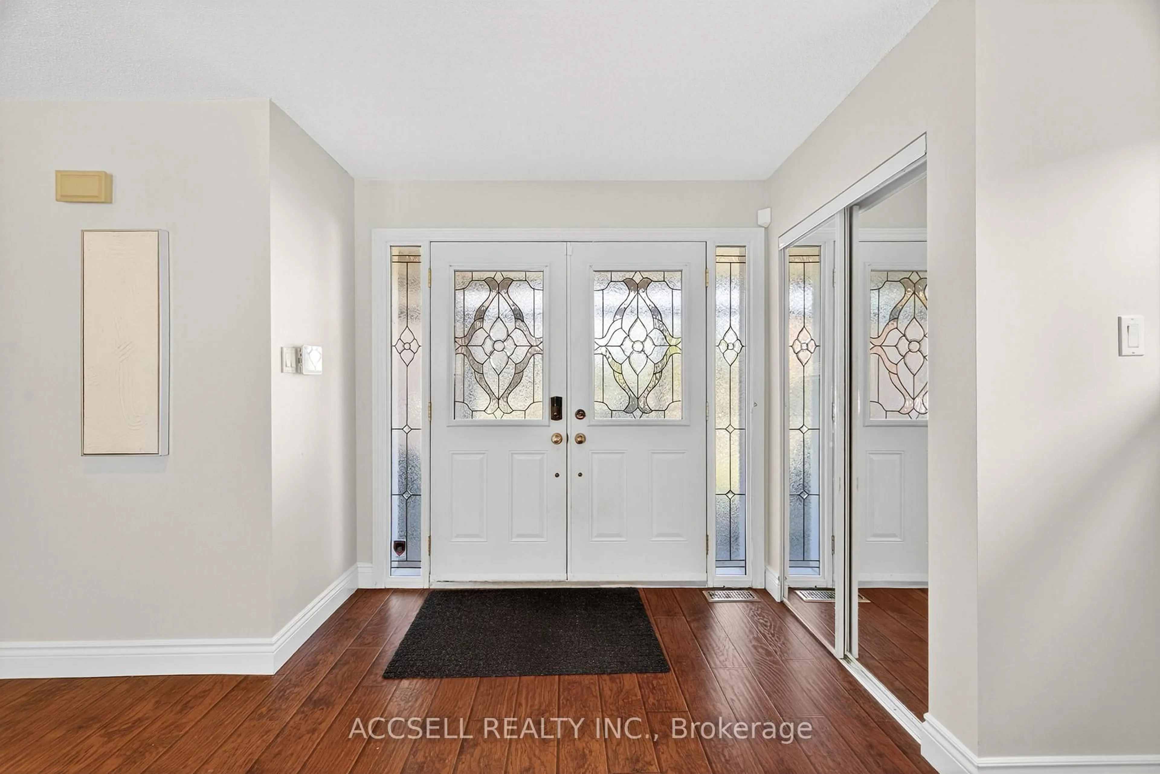 Indoor entryway for 972 Queensbridge Dr, Mississauga Ontario L5C 3N1