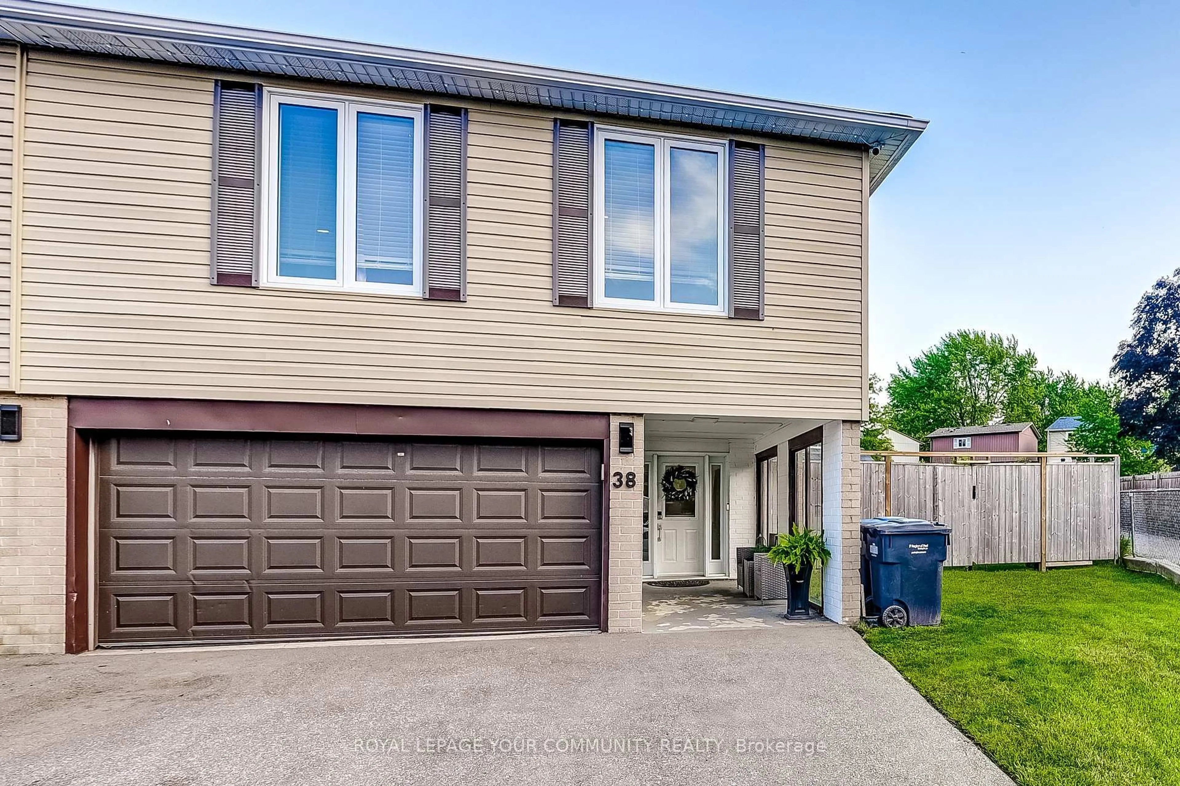 Home with vinyl exterior material, street for 38 Gainsborough Rd, Brampton Ontario L6S 1X1