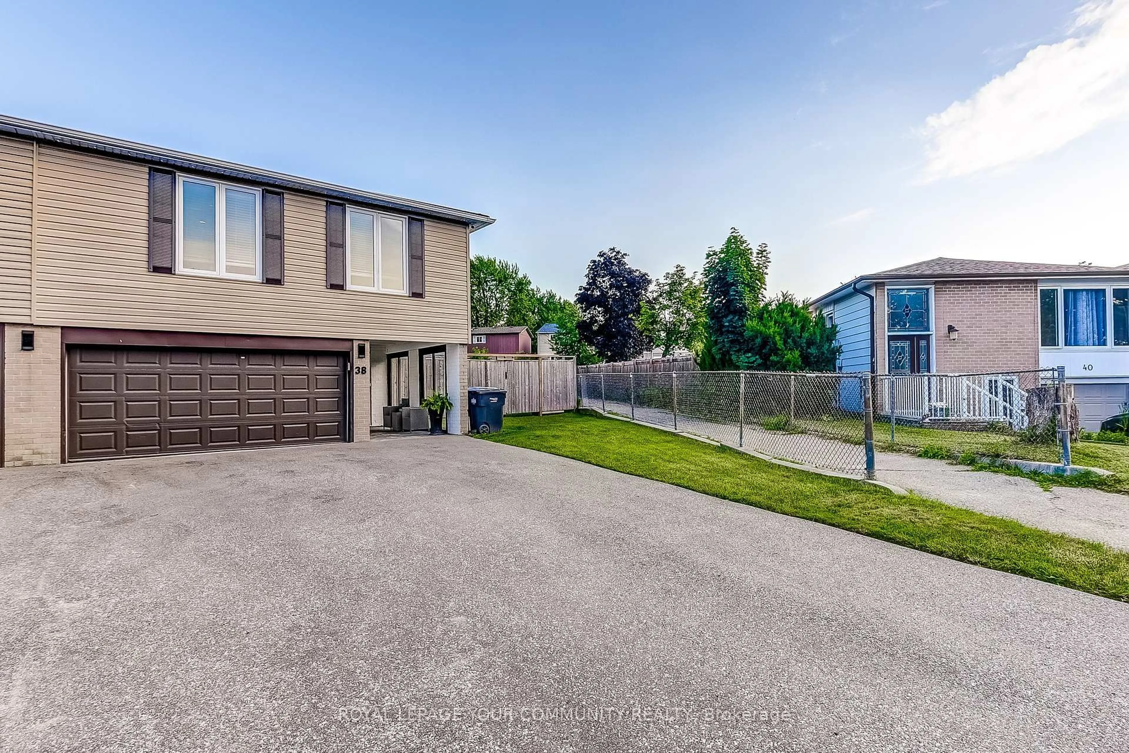 A pic from outside/outdoor area/front of a property/back of a property/a pic from drone, street for 38 Gainsborough Rd, Brampton Ontario L6S 1X1