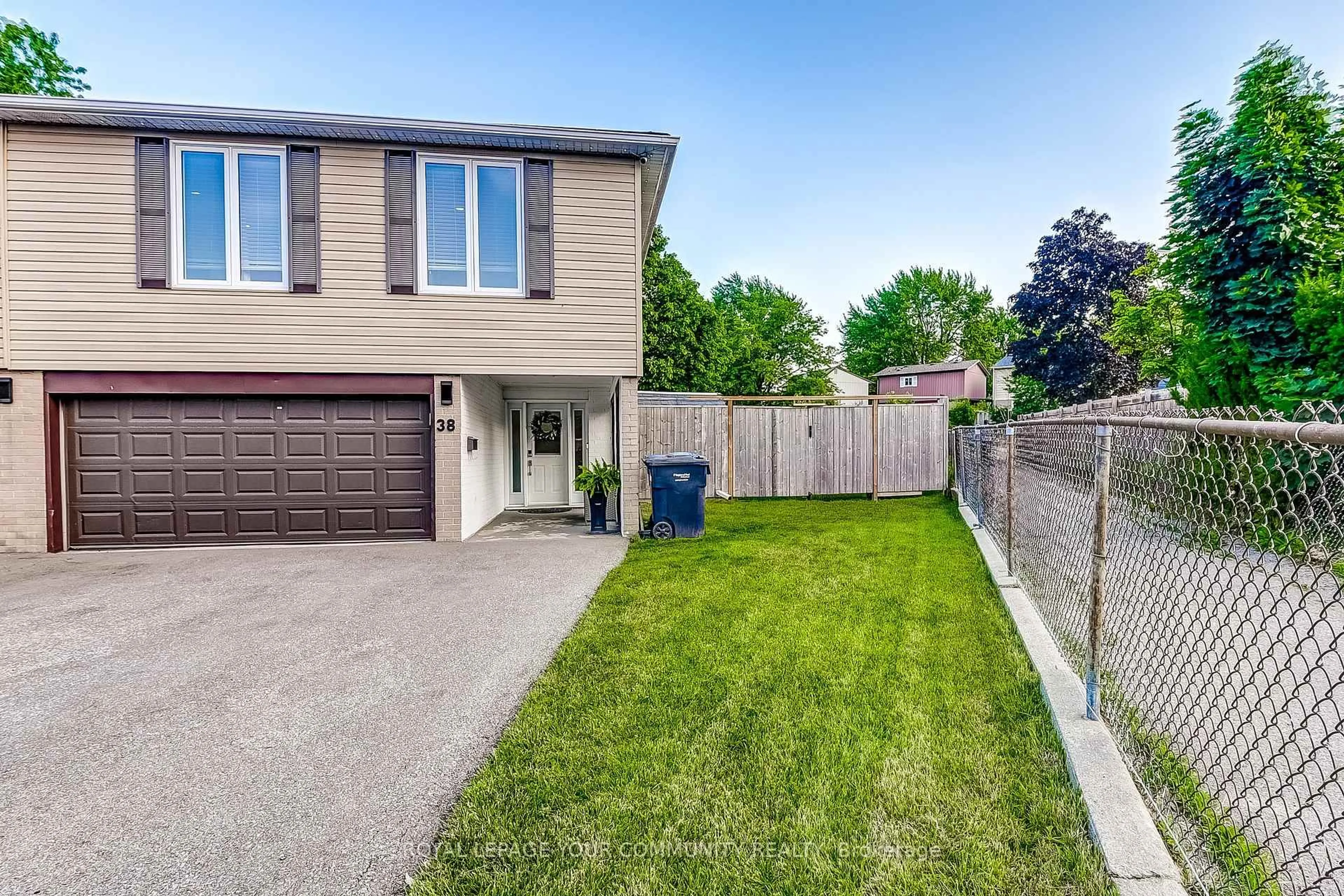 A pic from outside/outdoor area/front of a property/back of a property/a pic from drone, street for 38 Gainsborough Rd, Brampton Ontario L6S 1X1