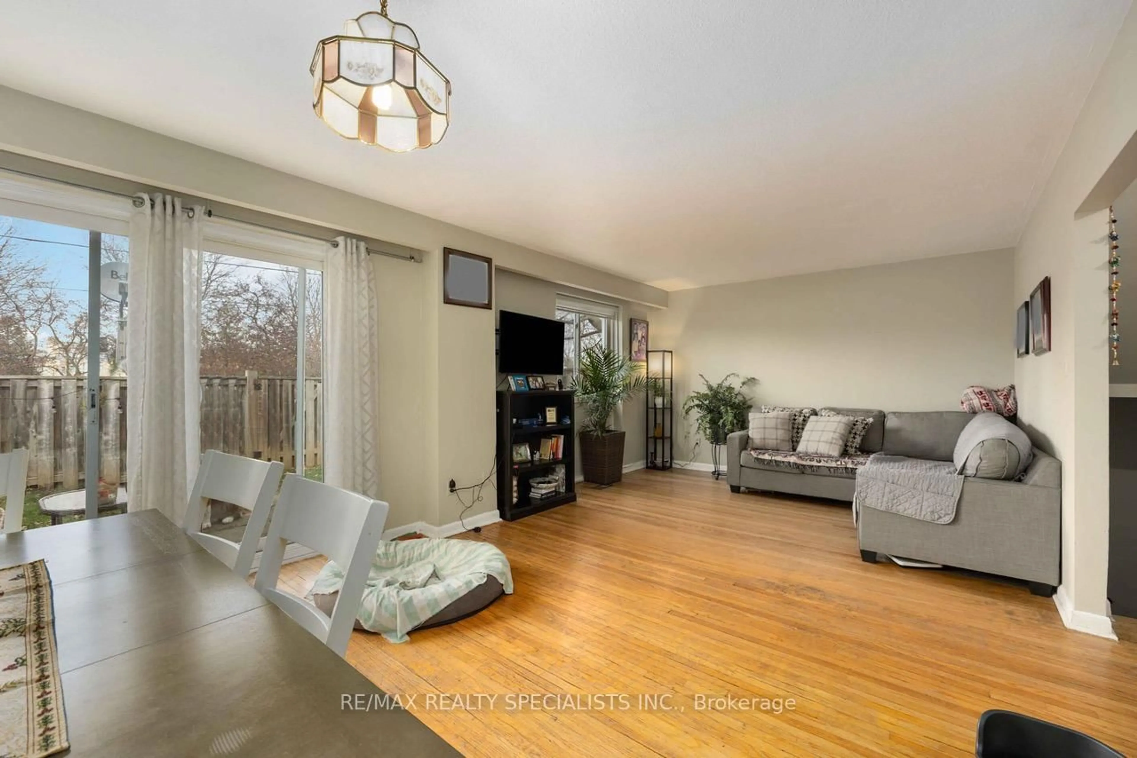 Living room with furniture, wood/laminate floor for 3308 The Credit Woodlands #7, Mississauga Ontario L5C 2J8