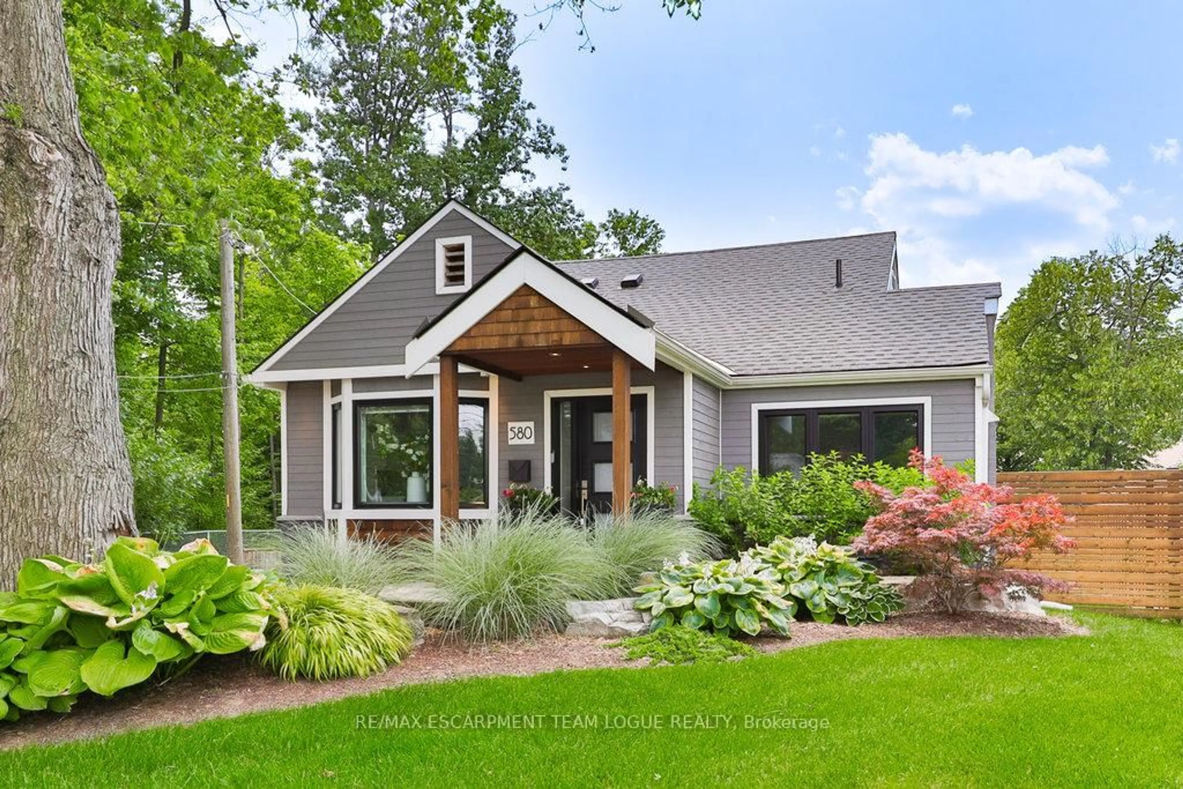 Home with brick exterior material, unknown for 580 GUELPH Line, Burlington Ontario L7R 3M4