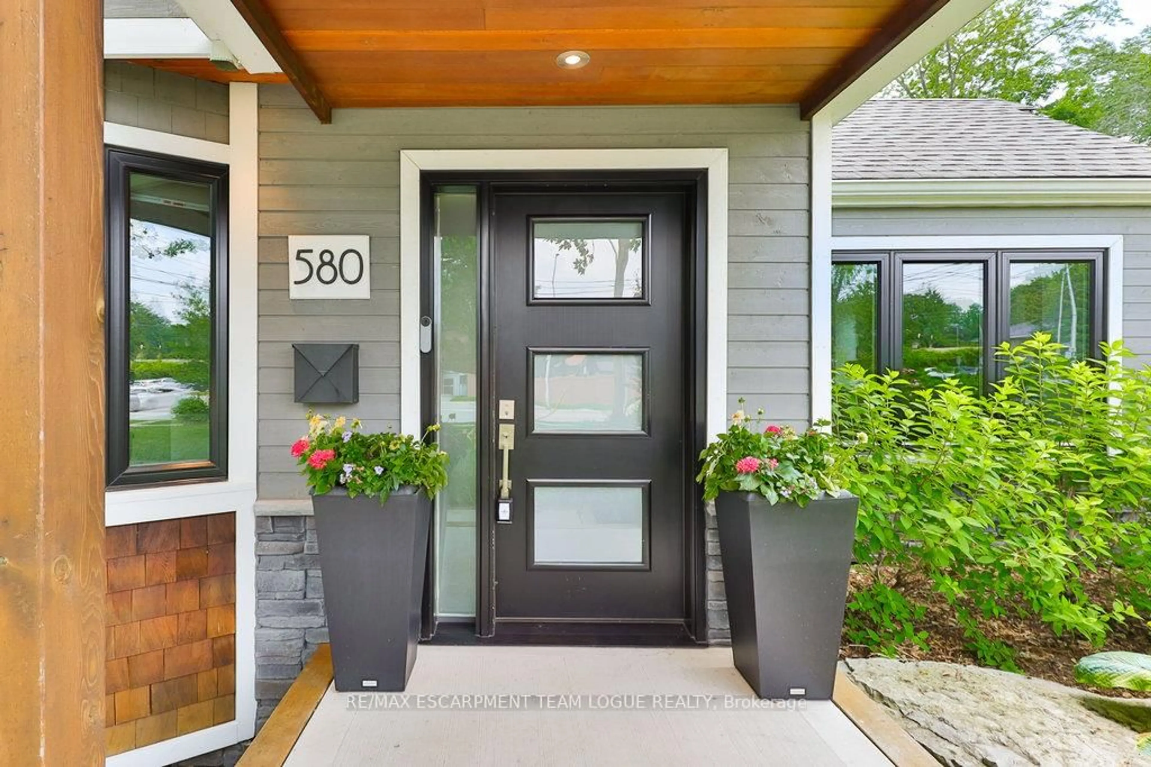Indoor entryway for 580 GUELPH Line, Burlington Ontario L7R 3M4