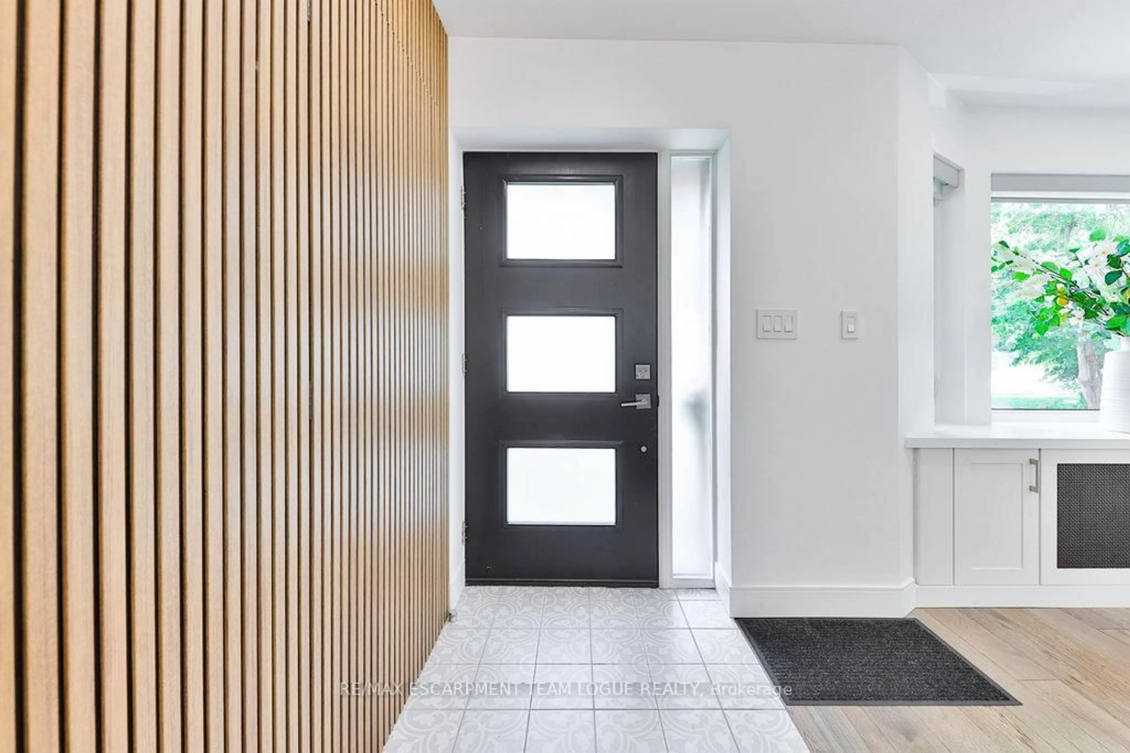 Indoor entryway for 580 GUELPH Line, Burlington Ontario L7R 3M4