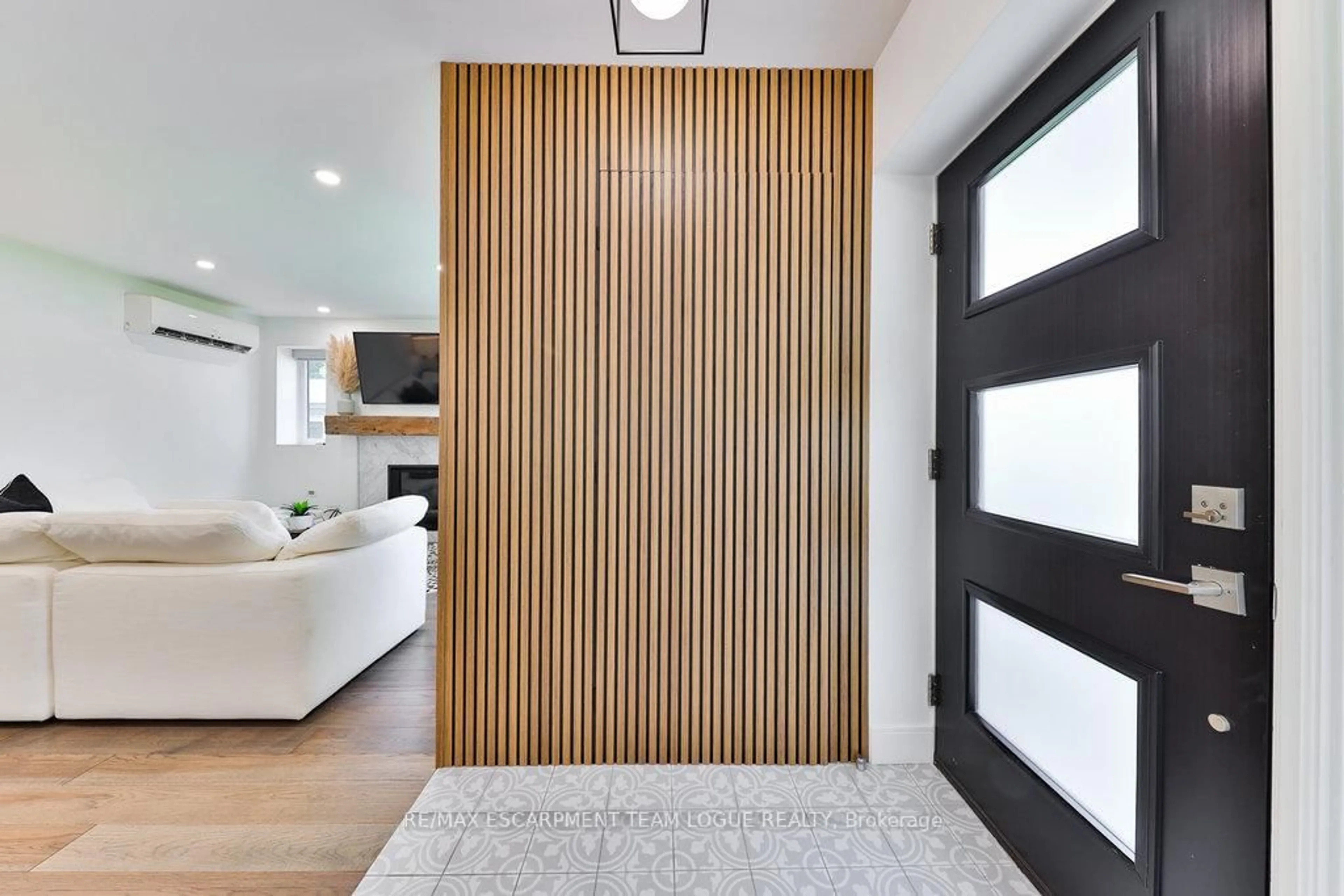 Indoor entryway for 580 GUELPH Line, Burlington Ontario L7R 3M4