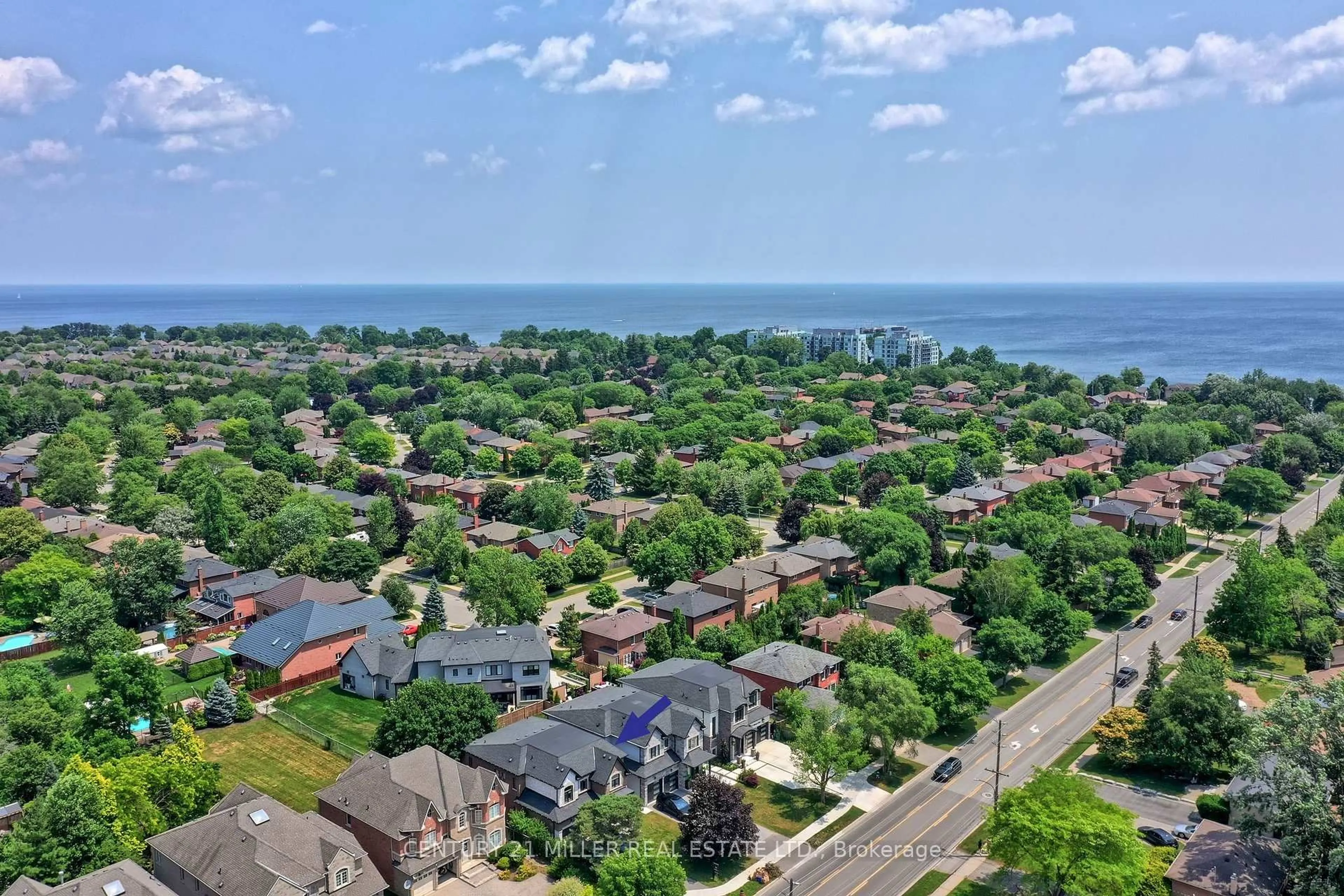 A pic from outside/outdoor area/front of a property/back of a property/a pic from drone, water/lake/river/ocean view for 185 Burloak Dr, Oakville Ontario L6L 6S7