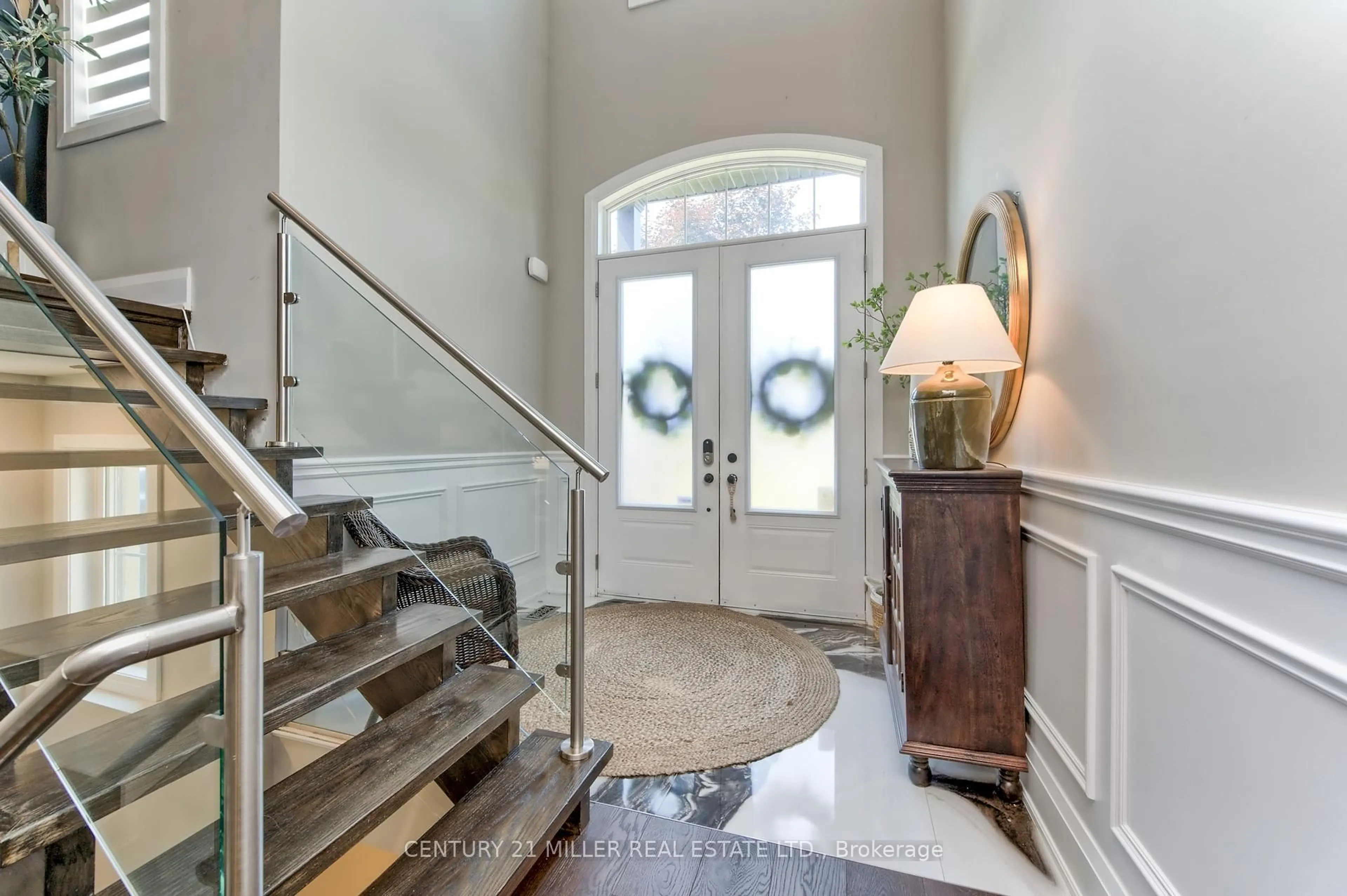 Indoor entryway for 185 Burloak Dr, Oakville Ontario L6L 6S7