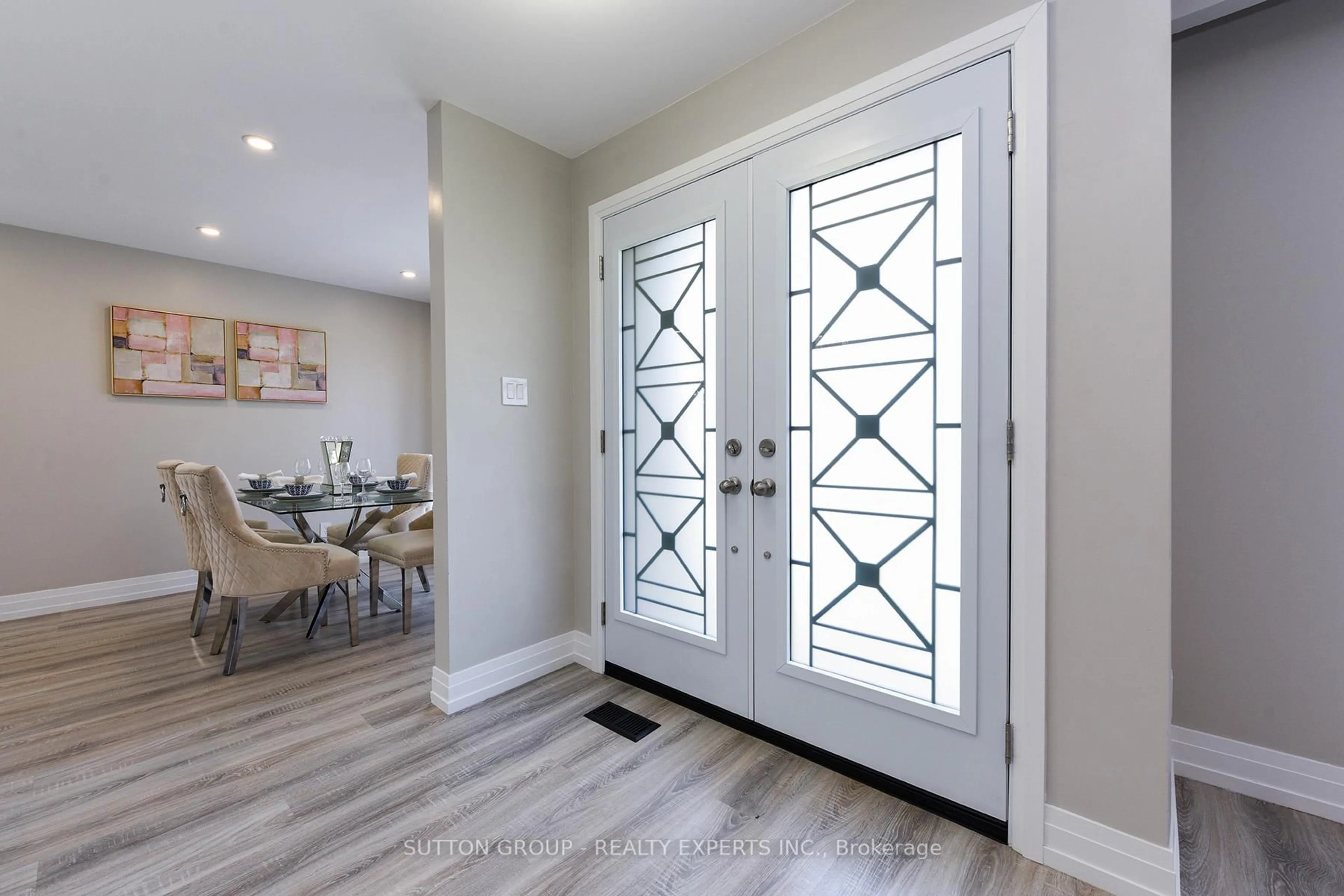 Indoor entryway for 39 Dorward Dr, Toronto Ontario M9V 2J4