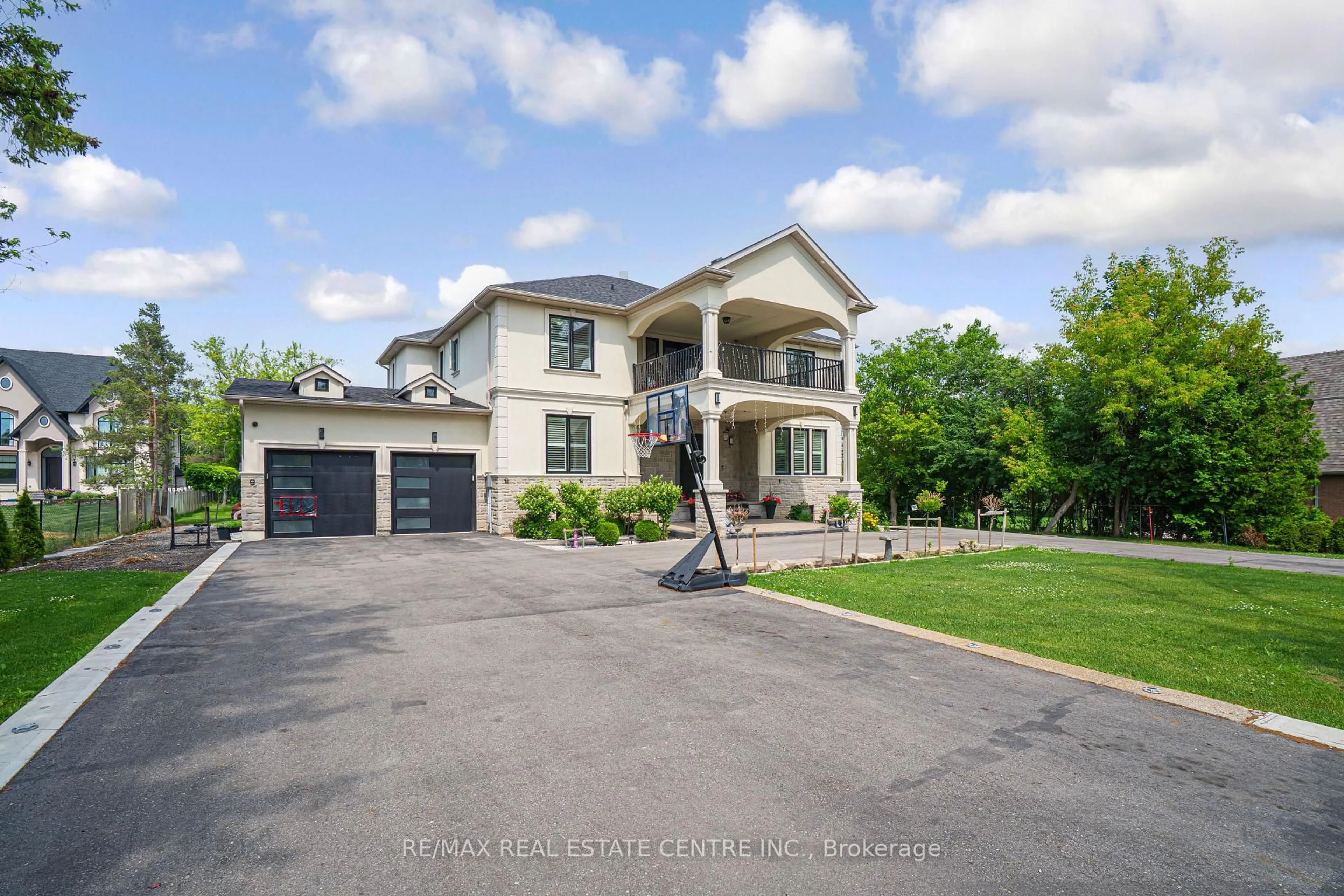 A pic from outside/outdoor area/front of a property/back of a property/a pic from drone, street for 9051 8th Line, Halton Hills Ontario L7G 4S5