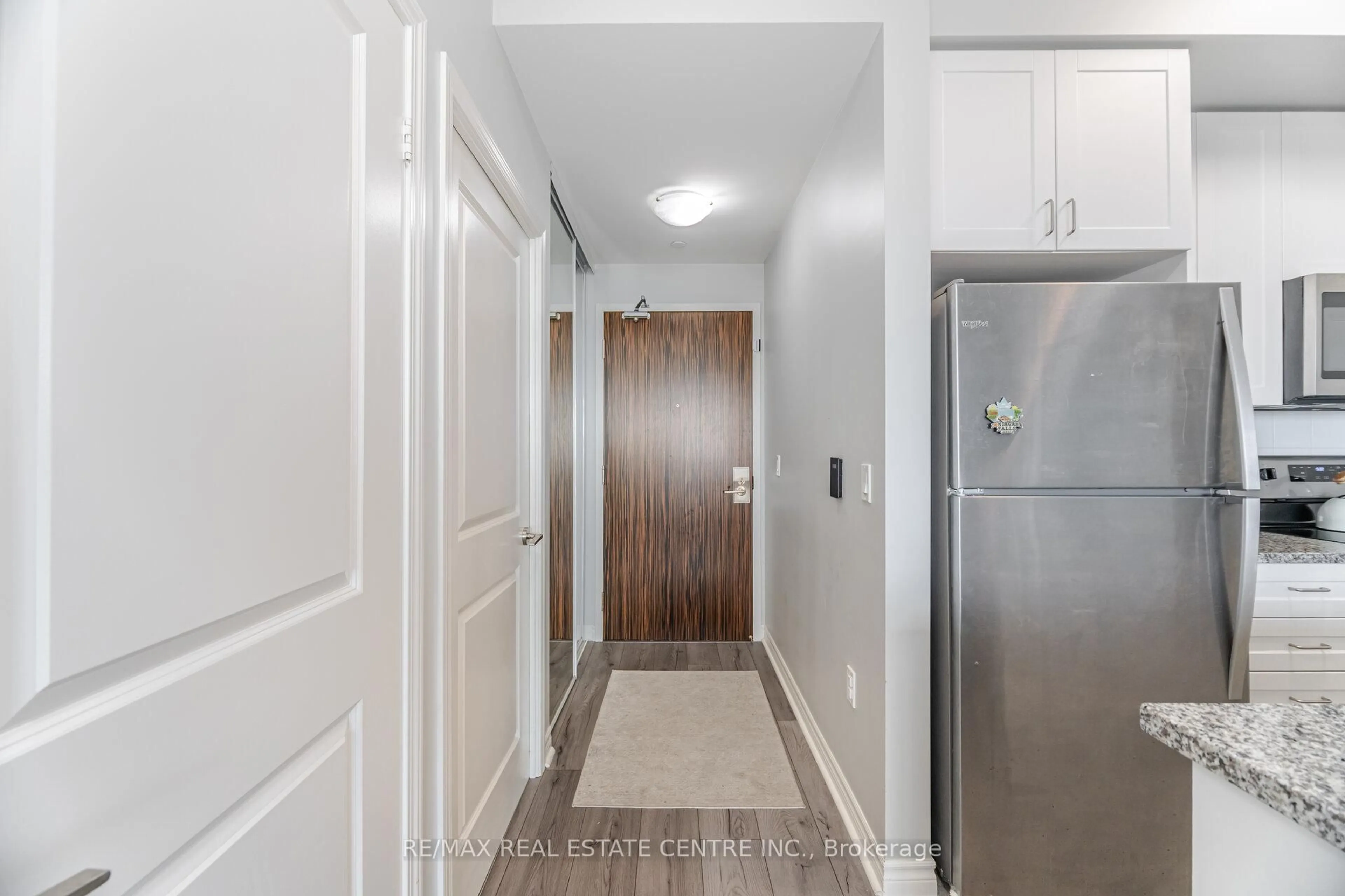 Indoor entryway for 349 Rathburn Rd #1717, Mississauga Ontario L5B 0G9