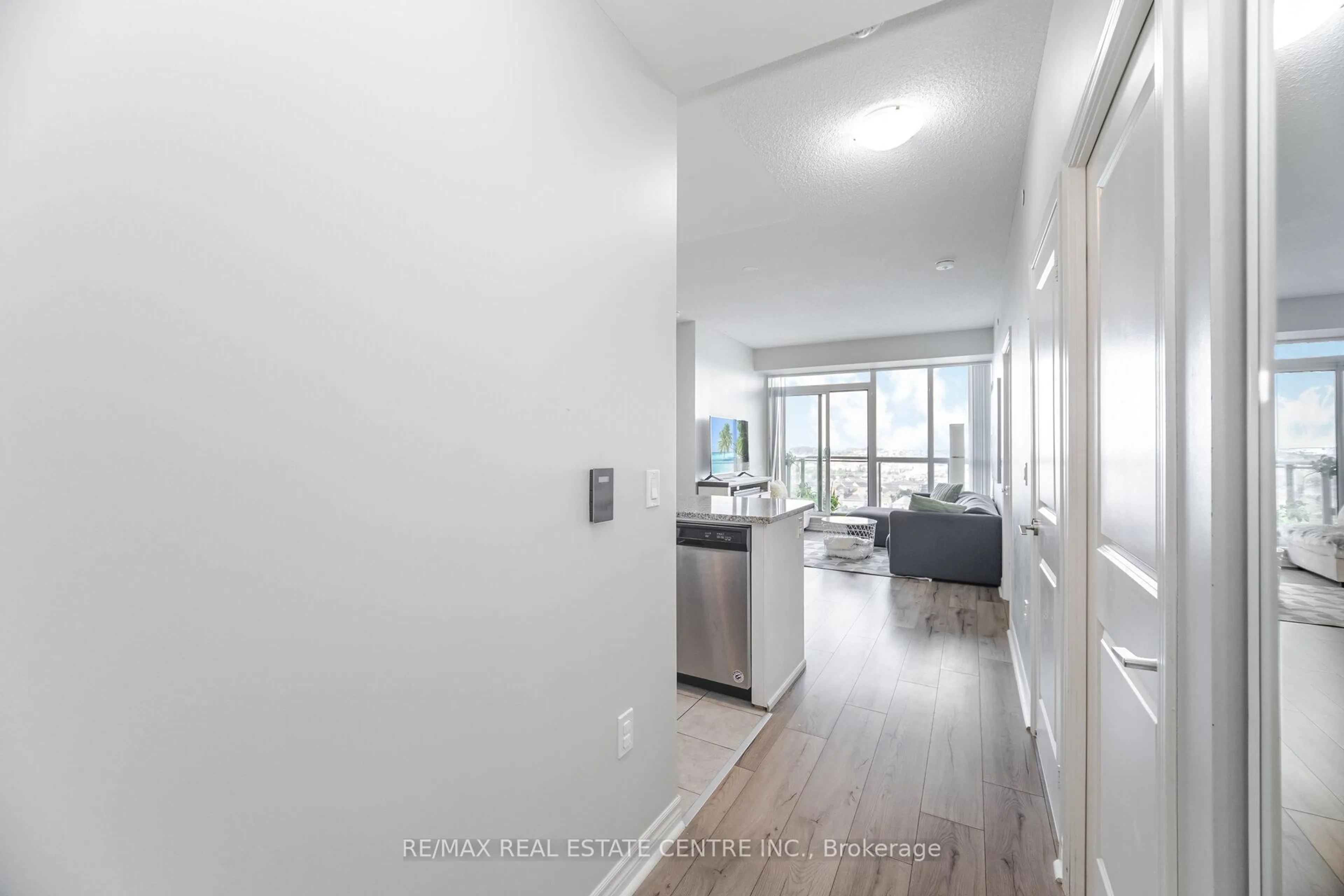 Indoor entryway for 349 Rathburn Rd #1717, Mississauga Ontario L5B 0G9