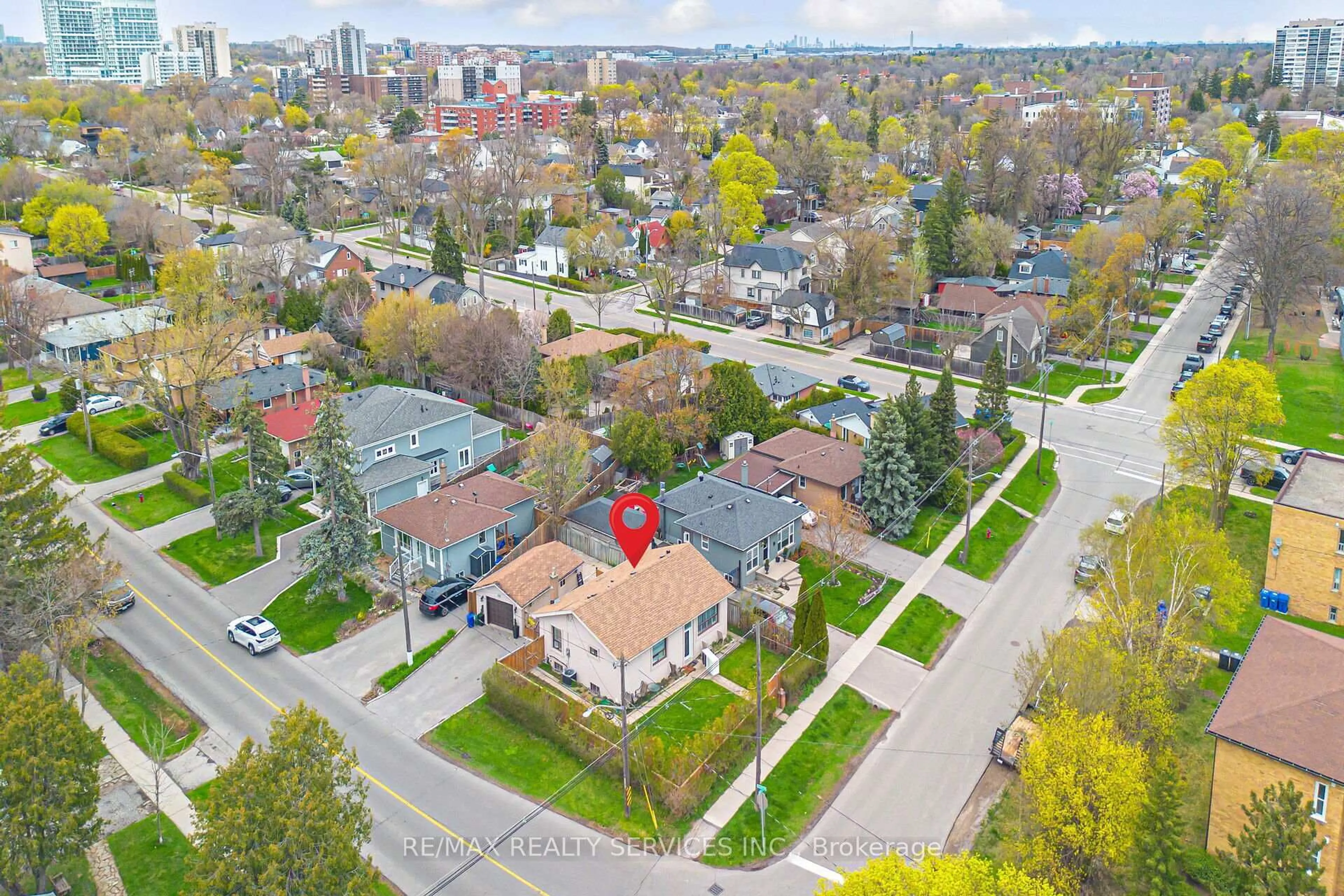 A pic from outside/outdoor area/front of a property/back of a property/a pic from drone, street for 191 Deane Ave, Oakville Ontario L6K 1N4