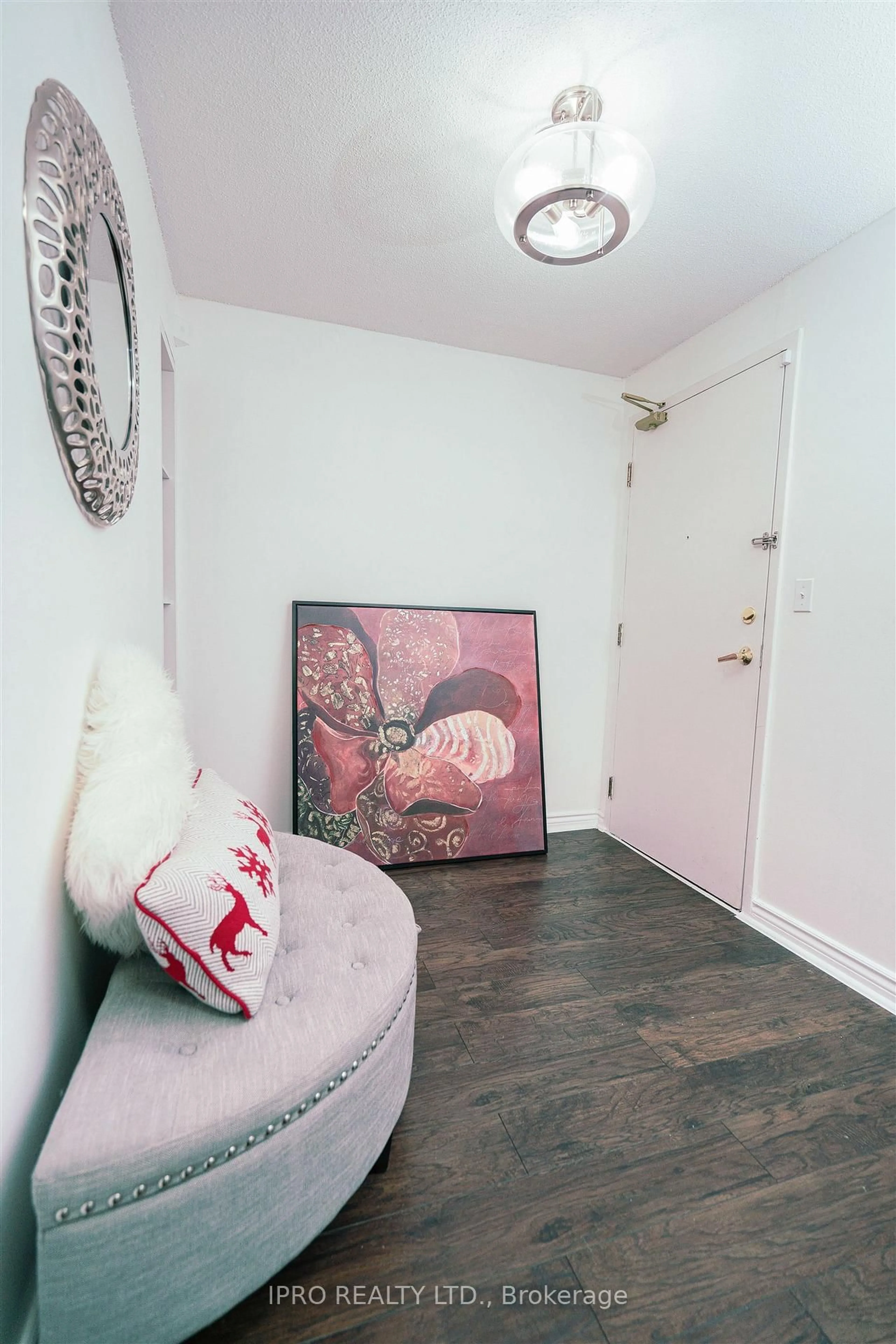 Indoor entryway for 145 Hillcrest Ave #1907, Mississauga Ontario L5B 3Z1