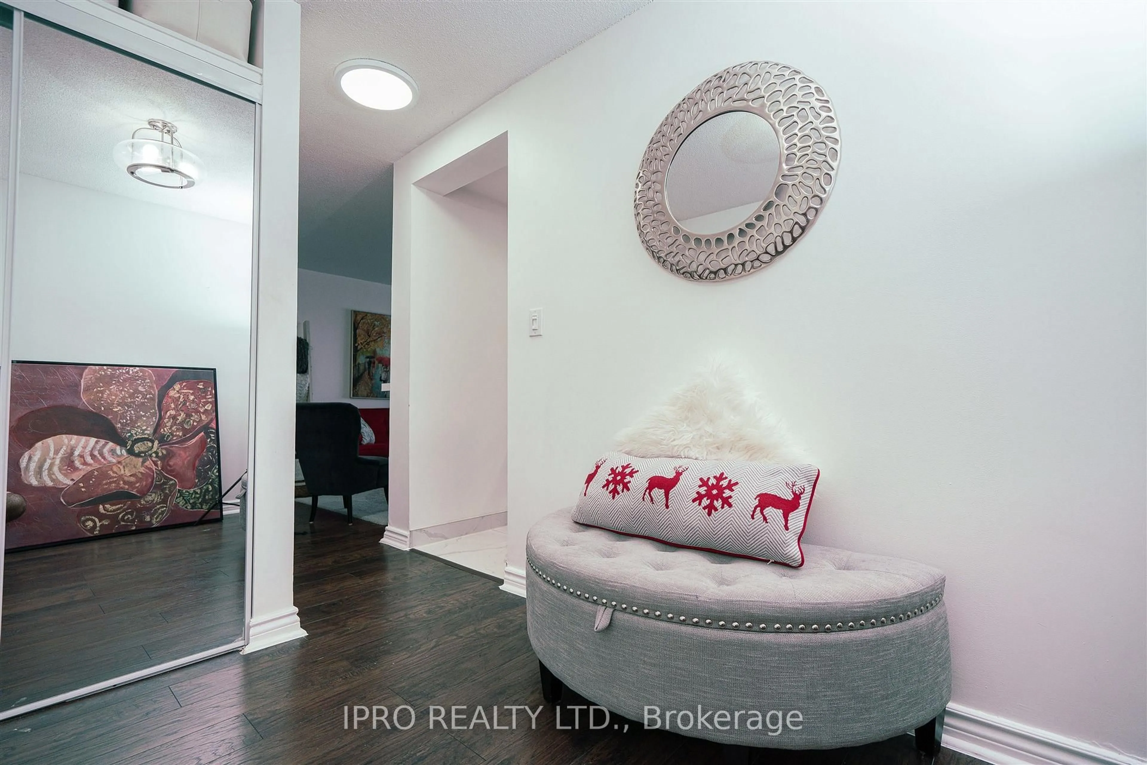 Indoor entryway for 145 Hillcrest Ave #1907, Mississauga Ontario L5B 3Z1