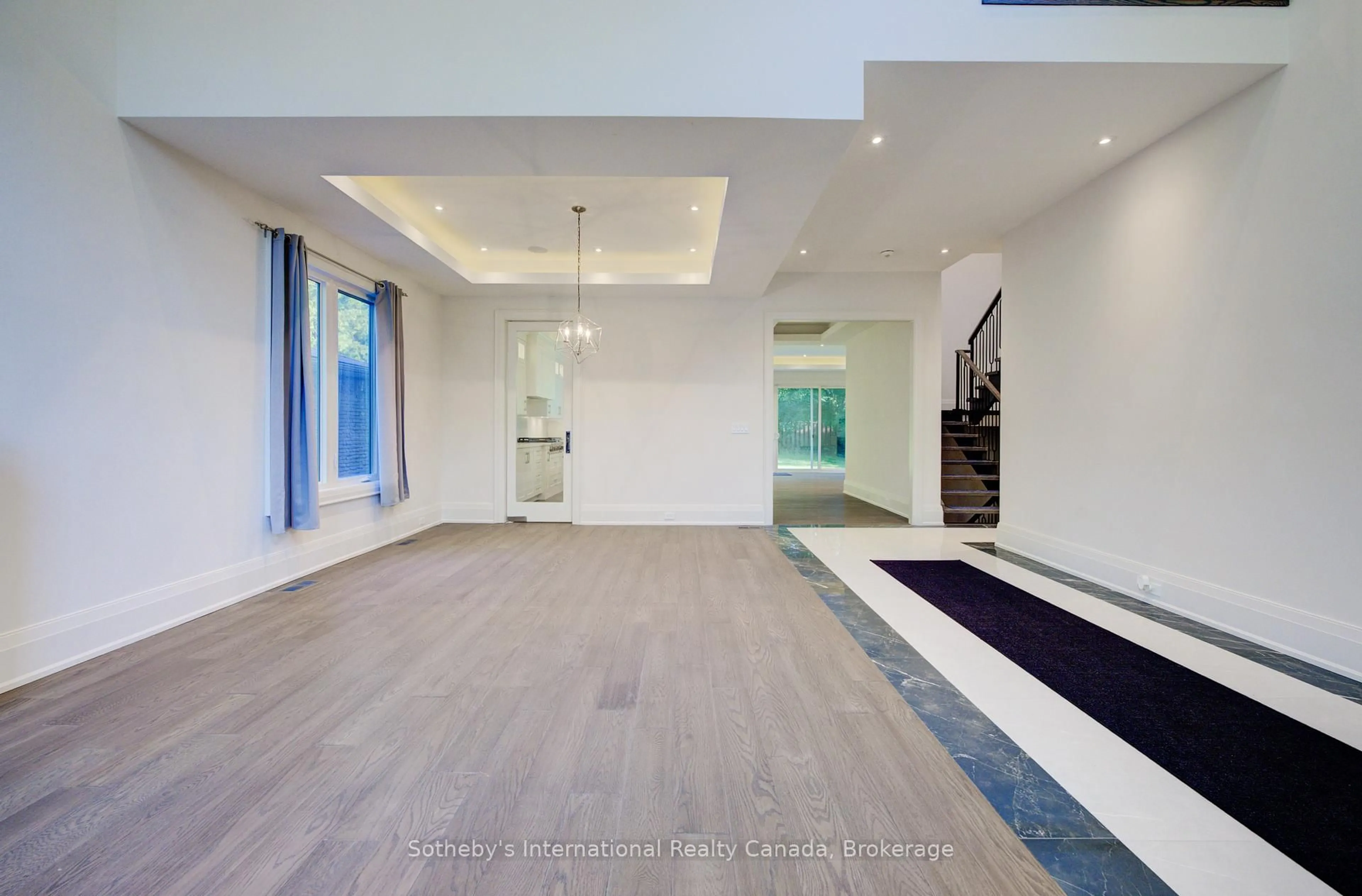 Indoor foyer for 2457 Ventura Dr, Oakville Ontario L6L 2H5