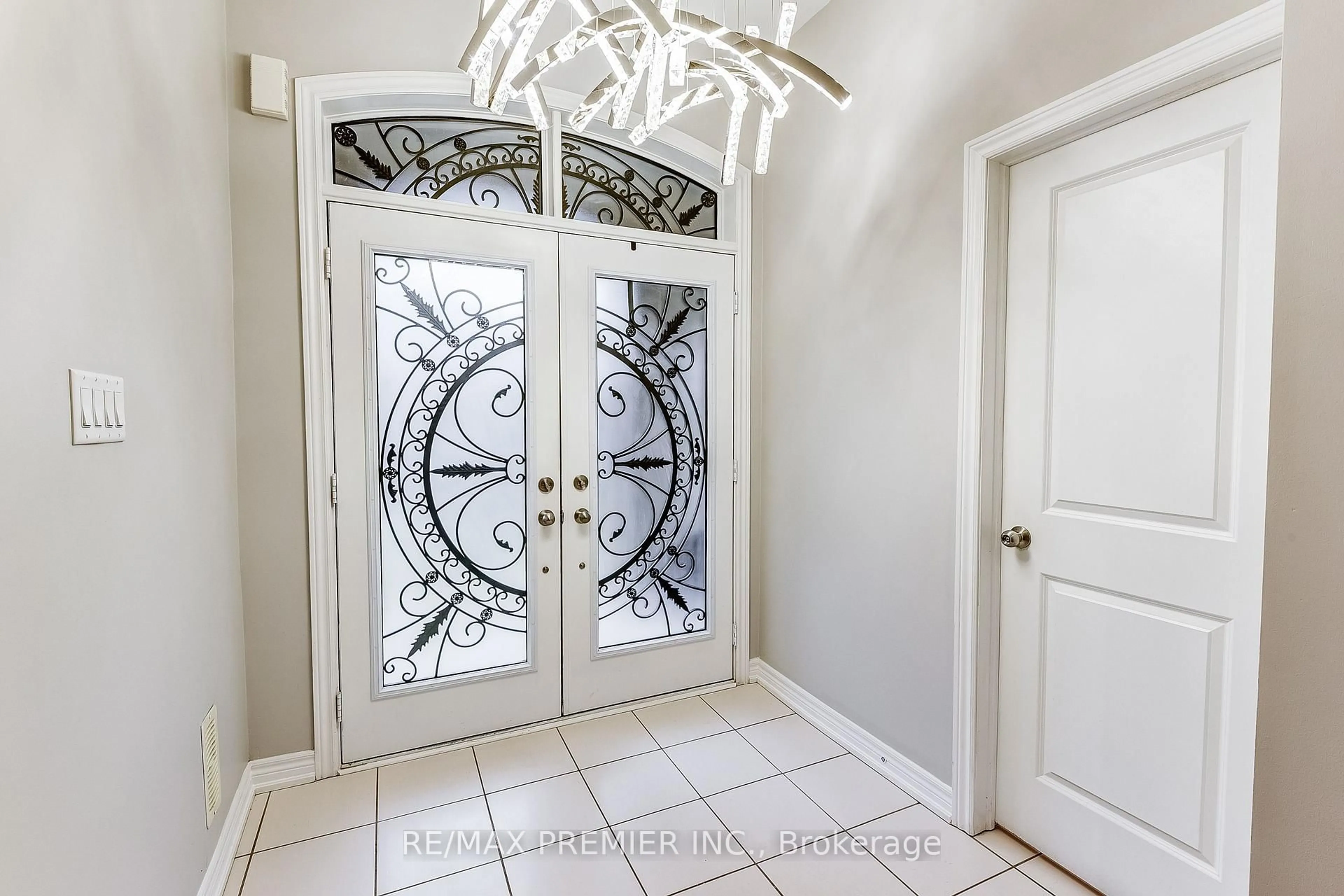 Indoor entryway for 358 Clockwork Dr, Brampton Ontario L7A 5C5