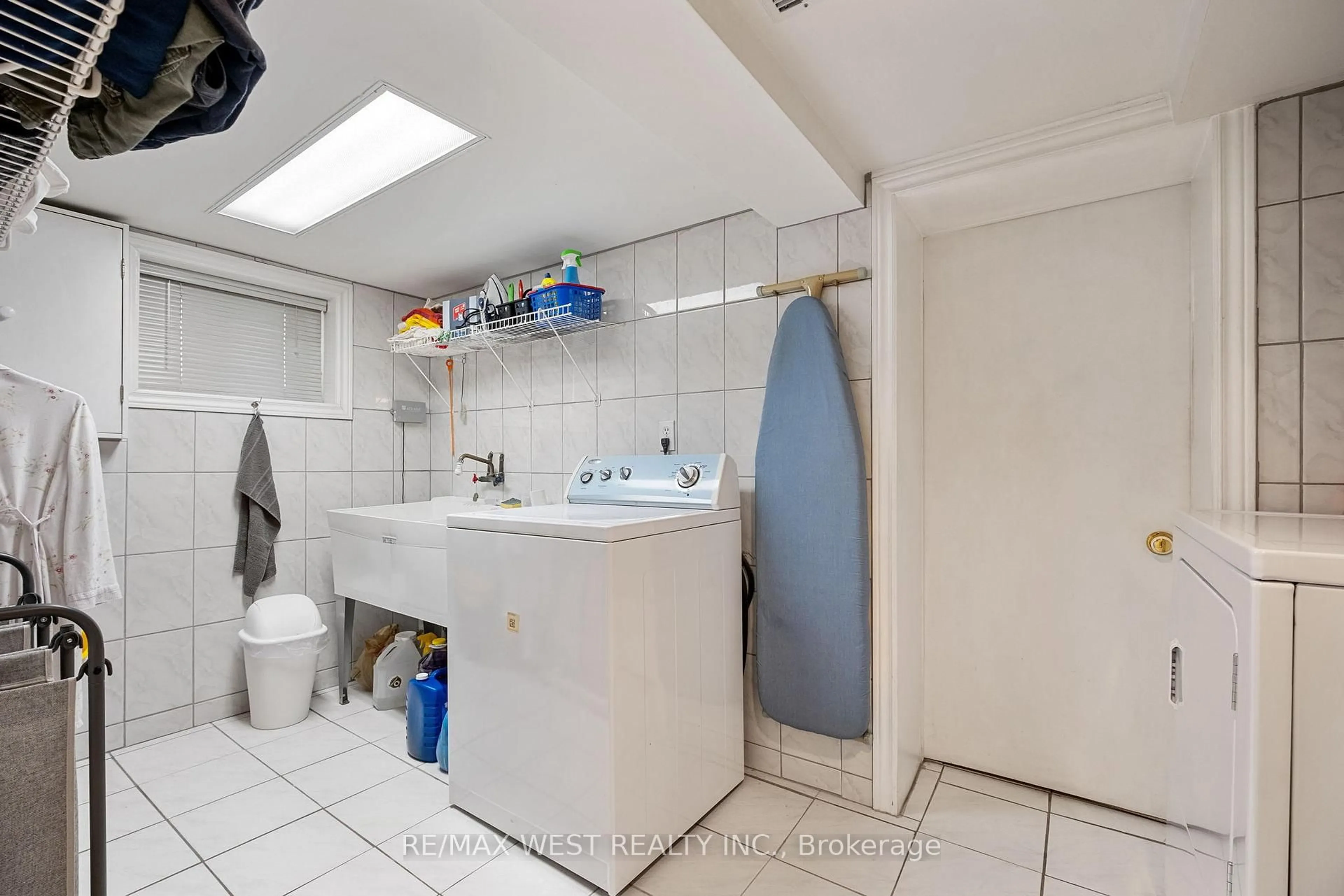 Standard bathroom, unknown for 1212 Glencairn Ave, Toronto Ontario M6B 2B5