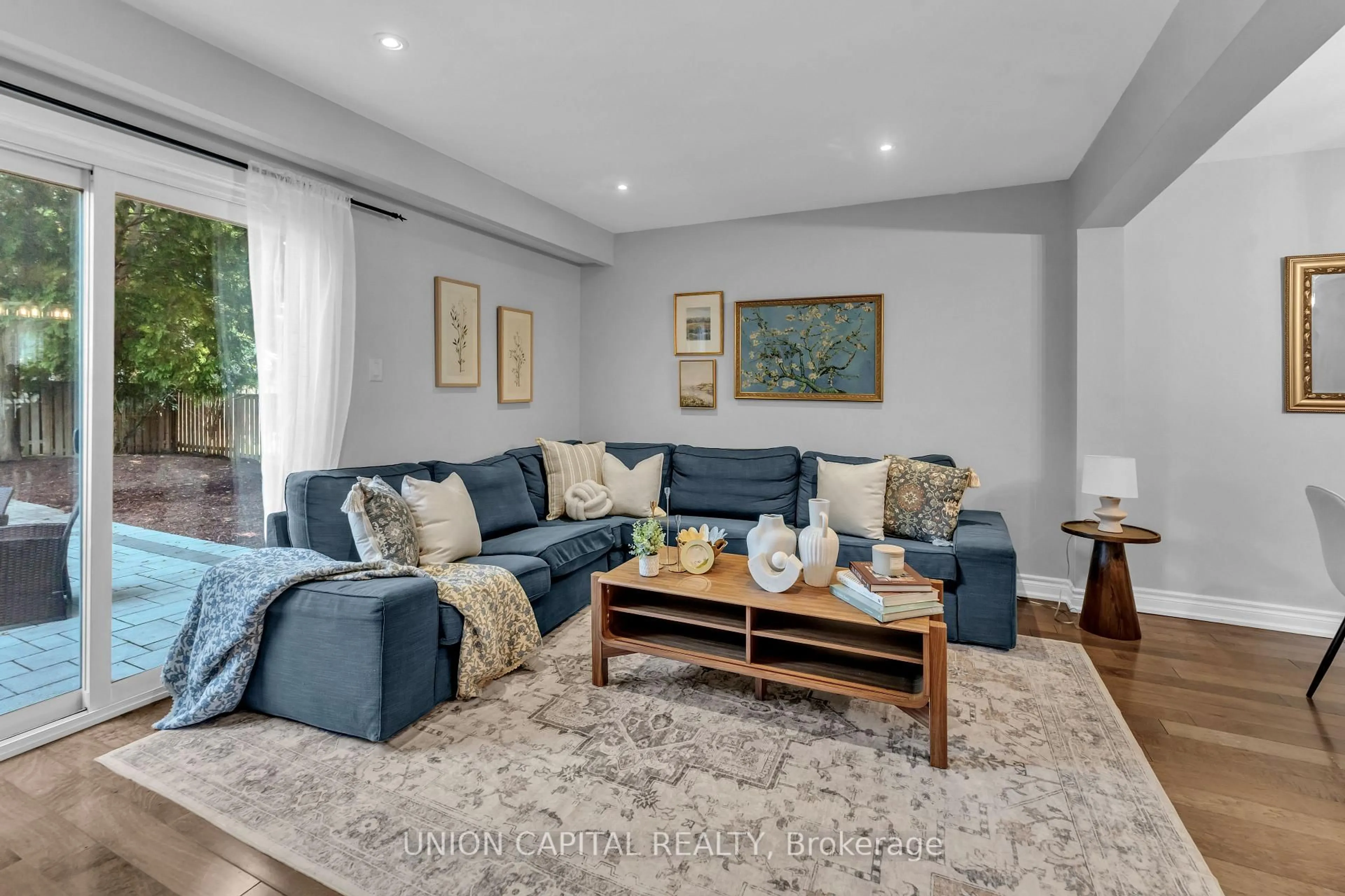 Living room with furniture, unknown for 7123 Cadiz Cres, Mississauga Ontario L5N 1Y3