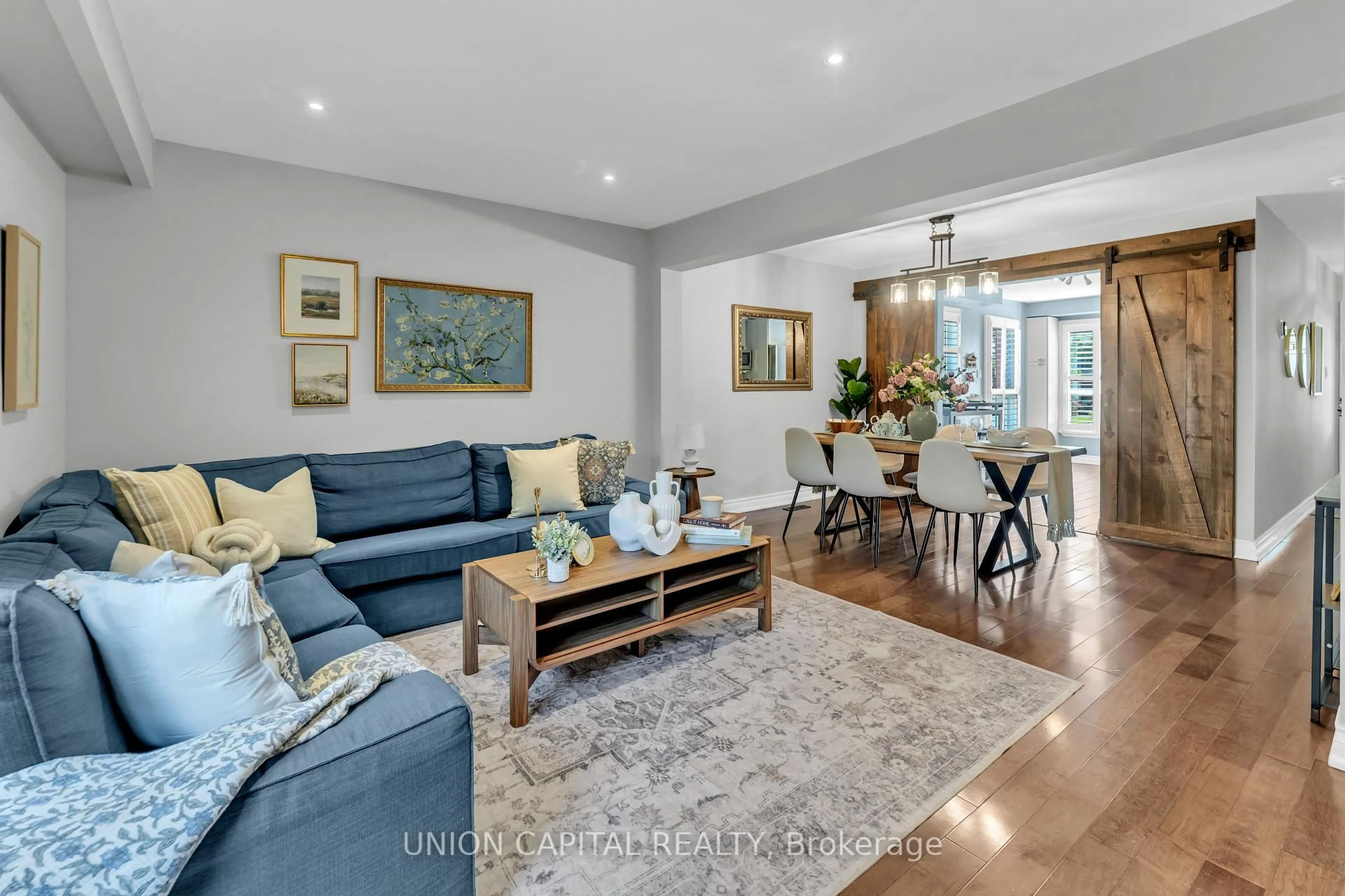 Living room with furniture, unknown for 7123 Cadiz Cres, Mississauga Ontario L5N 1Y3