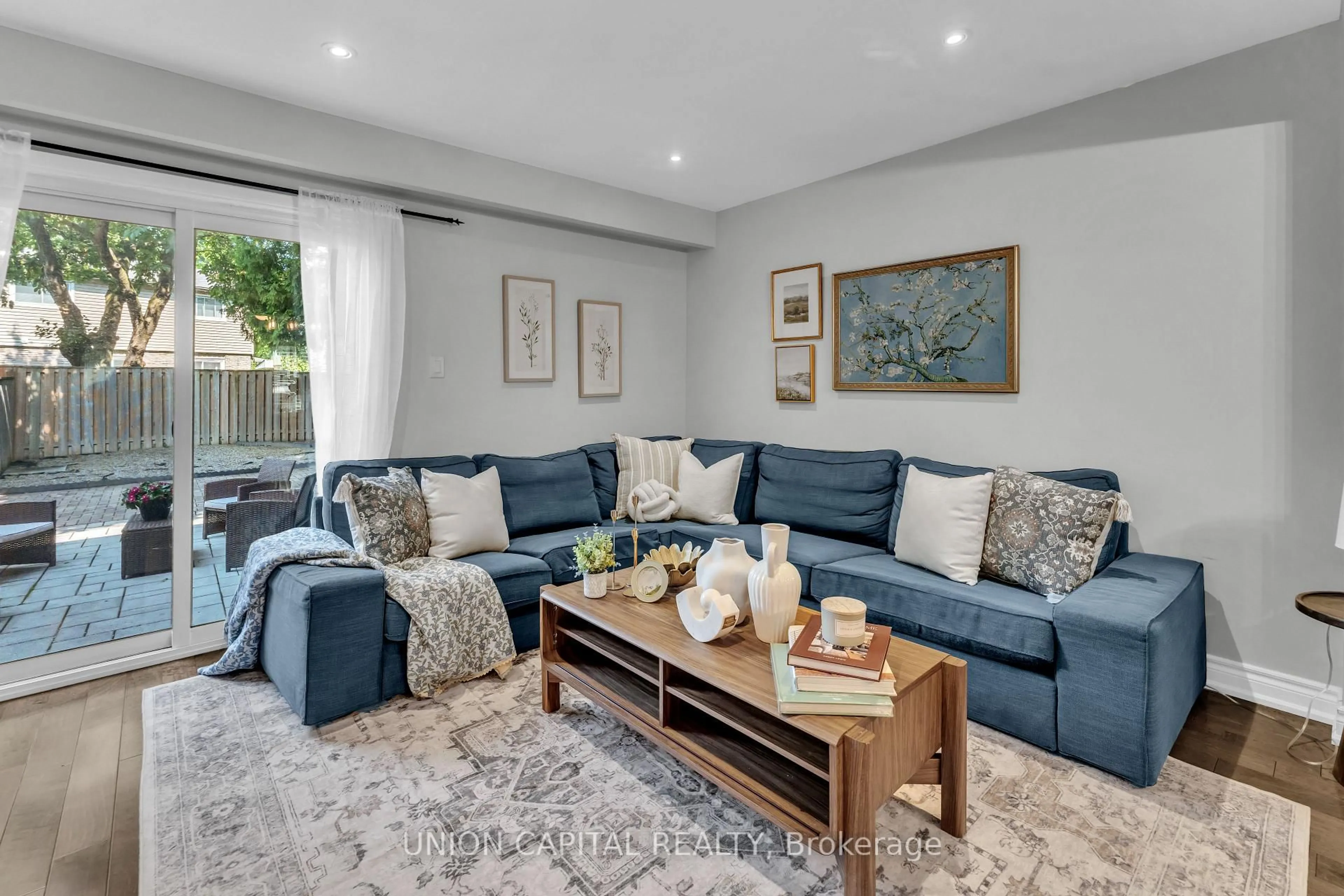Living room with furniture, unknown for 7123 Cadiz Cres, Mississauga Ontario L5N 1Y3