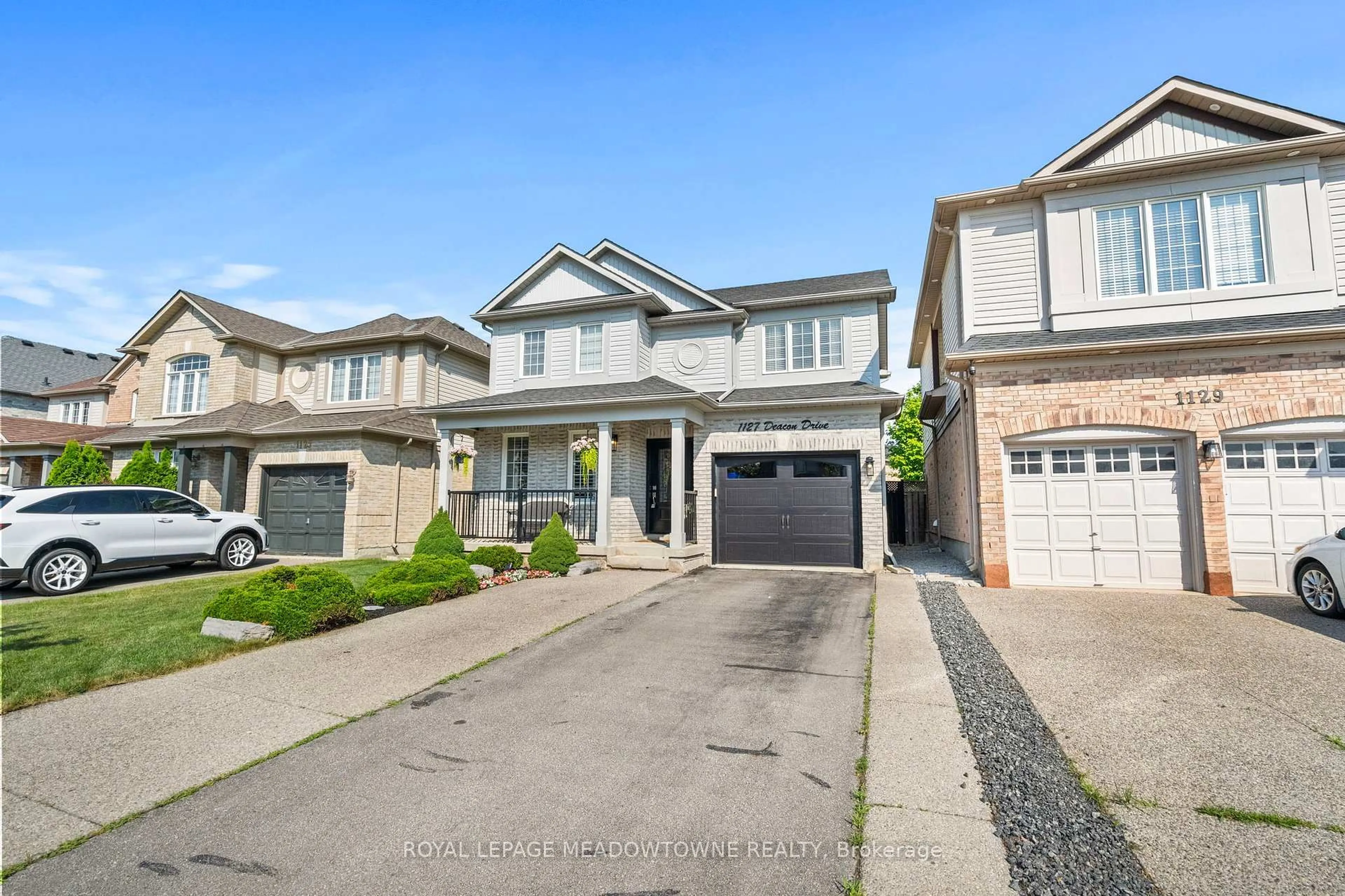 A pic from outside/outdoor area/front of a property/back of a property/a pic from drone, street for 1127 Deacon Dr, Milton Ontario L9T 5T1
