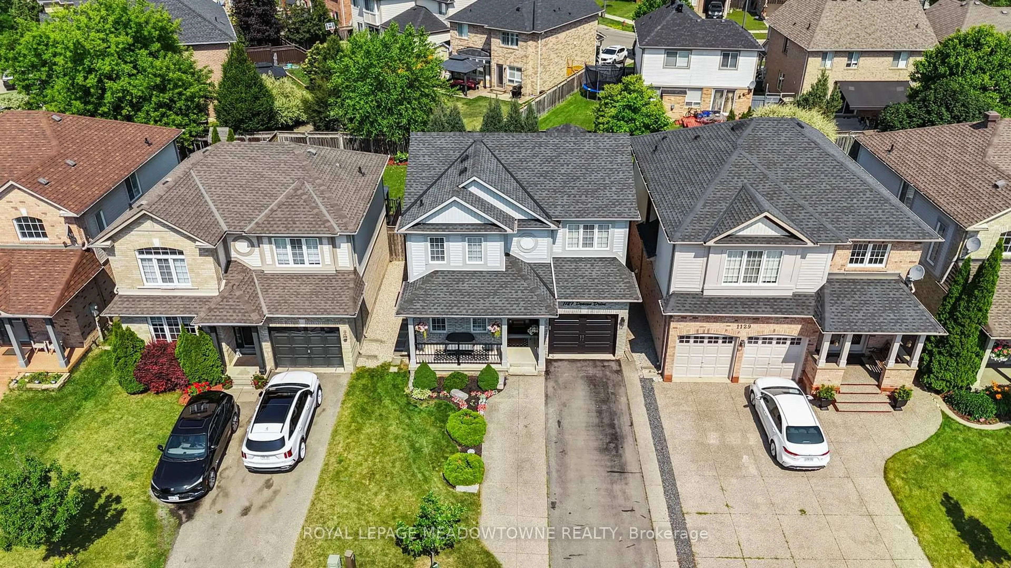 A pic from outside/outdoor area/front of a property/back of a property/a pic from drone, street for 1127 Deacon Dr, Milton Ontario L9T 5T1