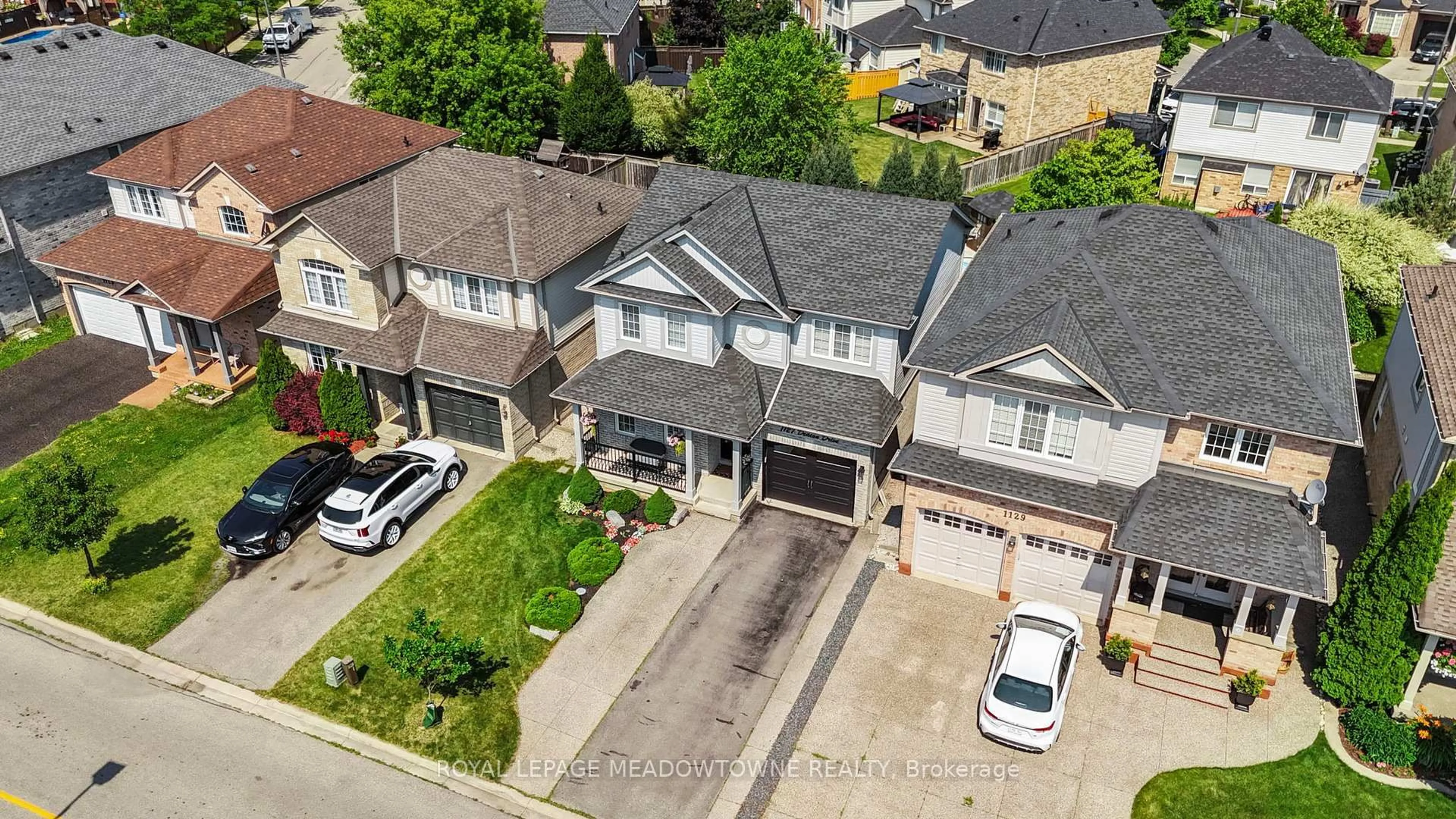 A pic from outside/outdoor area/front of a property/back of a property/a pic from drone, street for 1127 Deacon Dr, Milton Ontario L9T 5T1