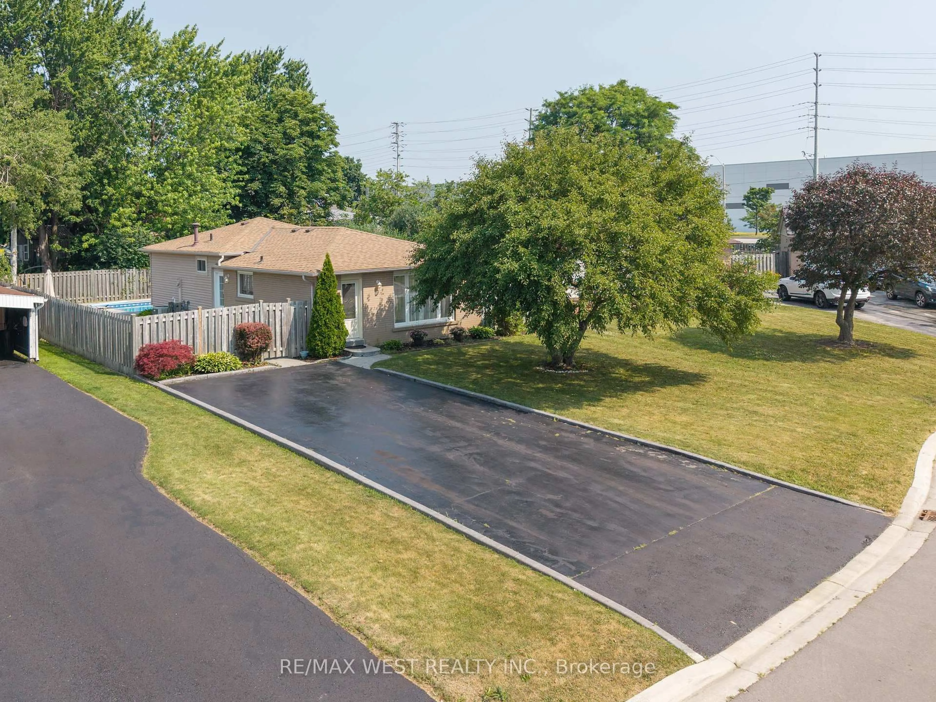A pic from outside/outdoor area/front of a property/back of a property/a pic from drone, street for 44 Fidelia Cres, Brampton Ontario L6T 3P8