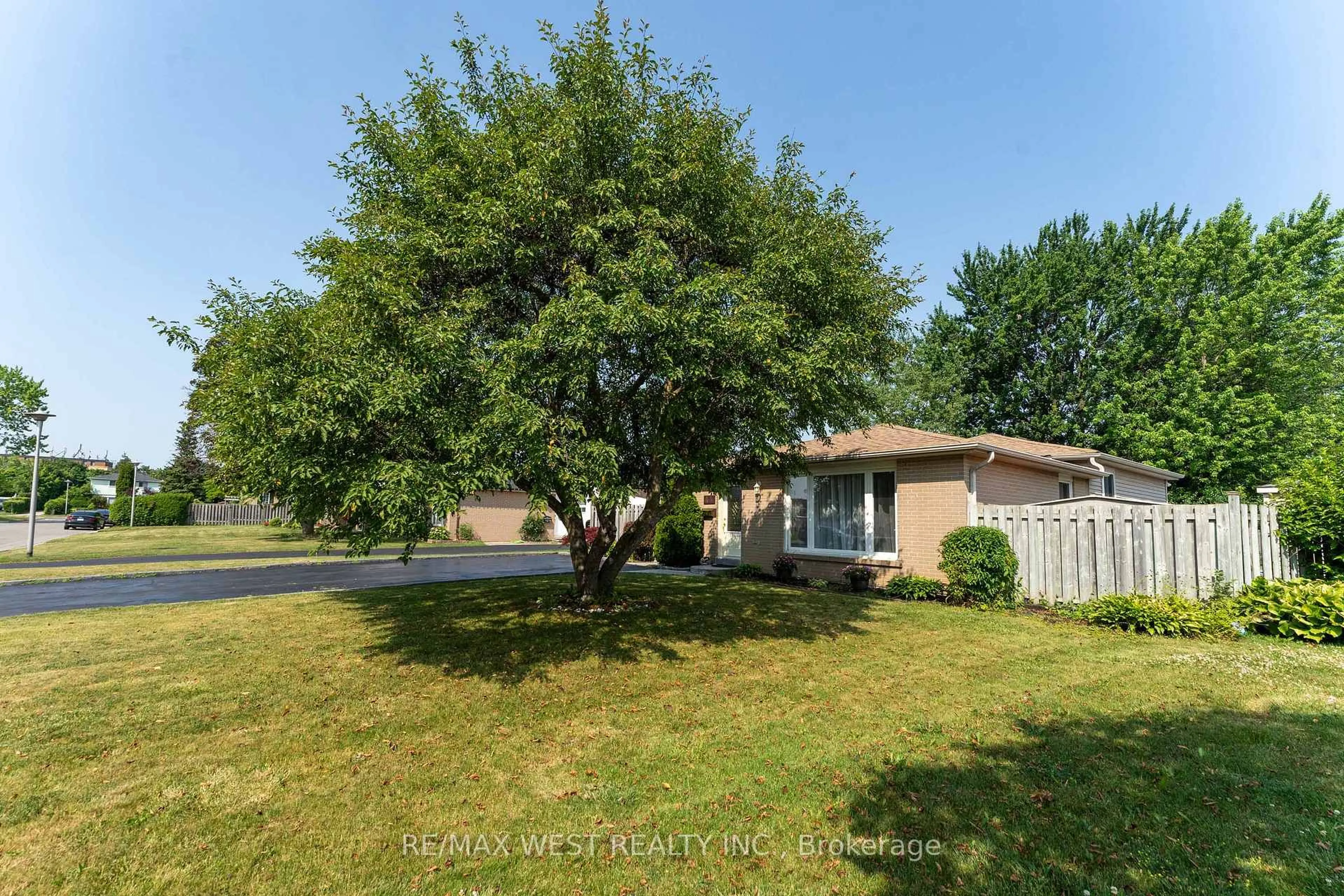 A pic from outside/outdoor area/front of a property/back of a property/a pic from drone, street for 44 Fidelia Cres, Brampton Ontario L6T 3P8