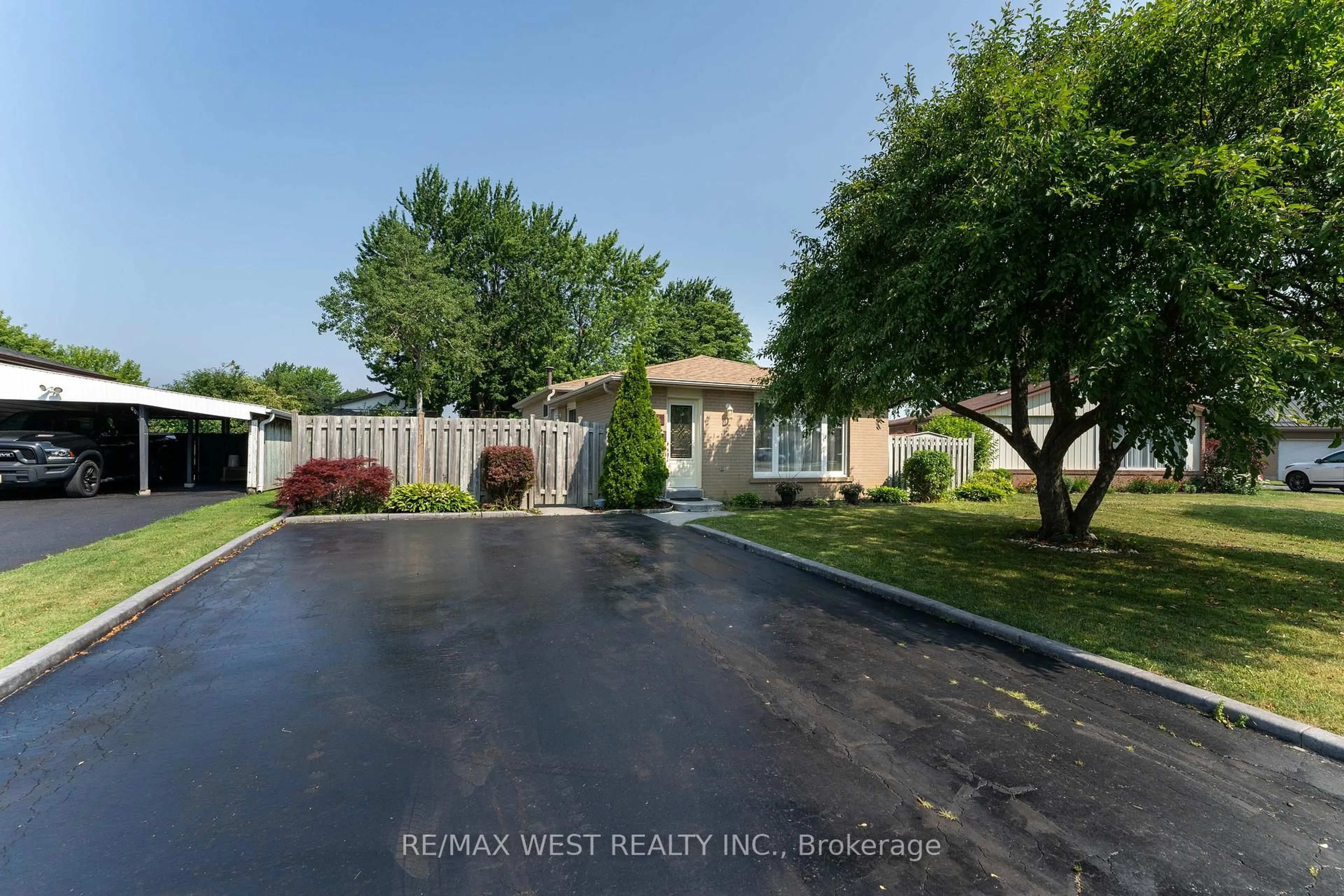 A pic from outside/outdoor area/front of a property/back of a property/a pic from drone, street for 44 Fidelia Cres, Brampton Ontario L6T 3P8
